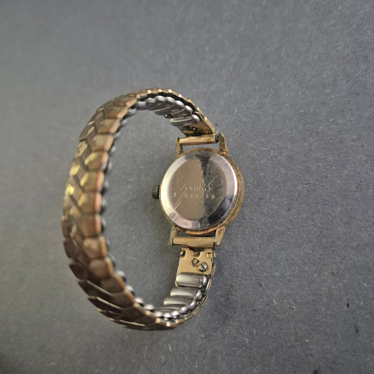 Klassische ZentRa Damenuhr – Elegantes Design für den Alltag