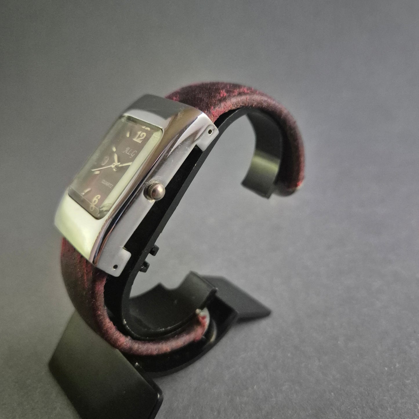 Elegante ALG Damenarmbanduhr – Zeitloses Design mit samtigem Armband