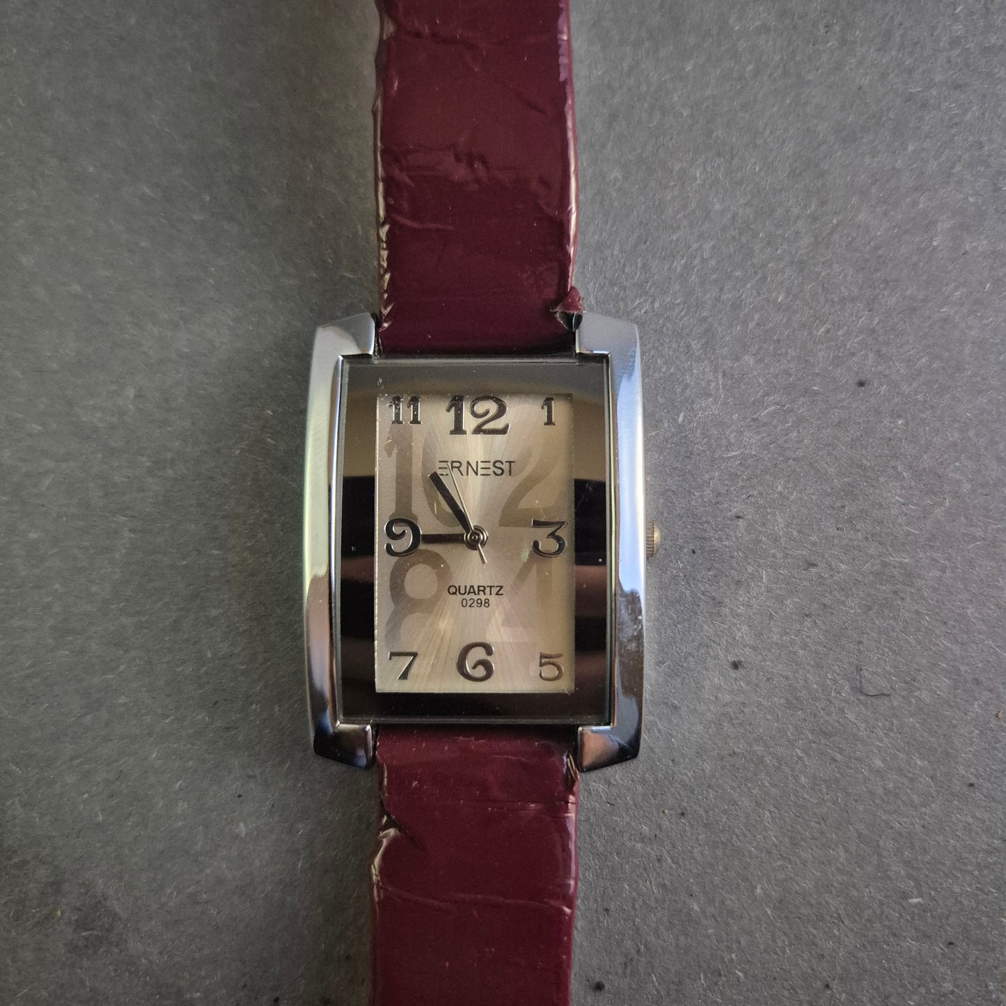 Stilvolle Ernest Damenarmbanduhr – Klassisches Design mit elegantem Lederarmband