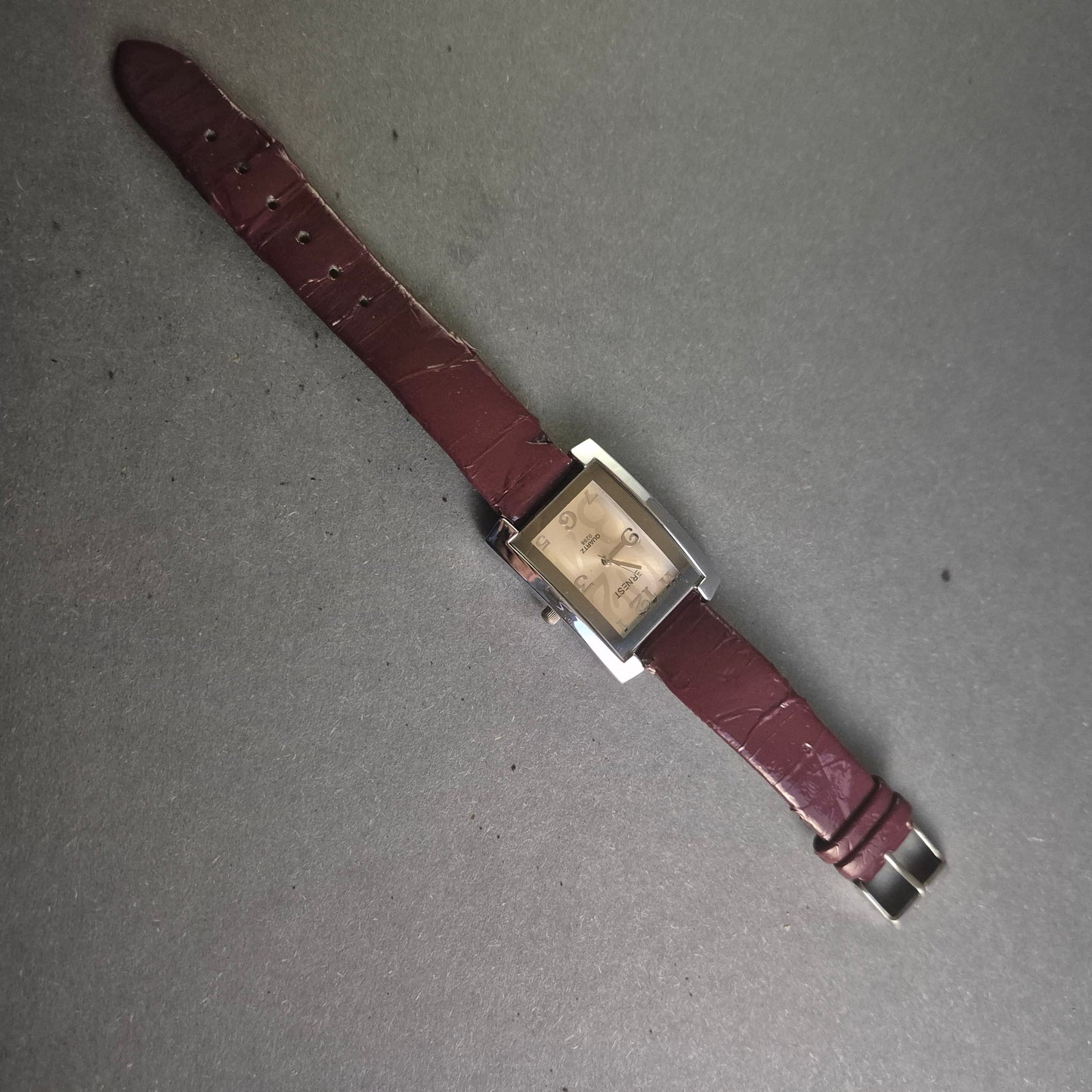 Stilvolle Ernest Damenarmbanduhr – Klassisches Design mit elegantem Lederarmband