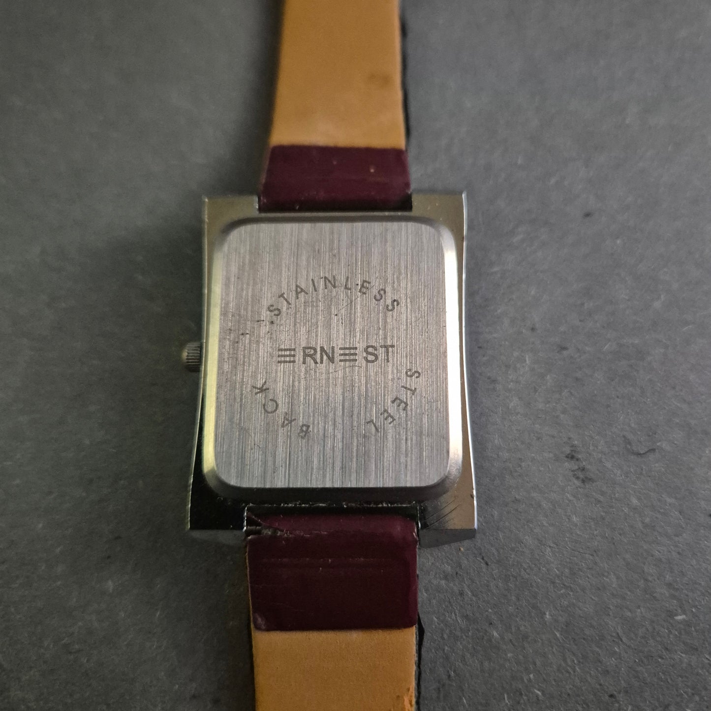 Stilvolle Ernest Damenarmbanduhr – Klassisches Design mit elegantem Lederarmband