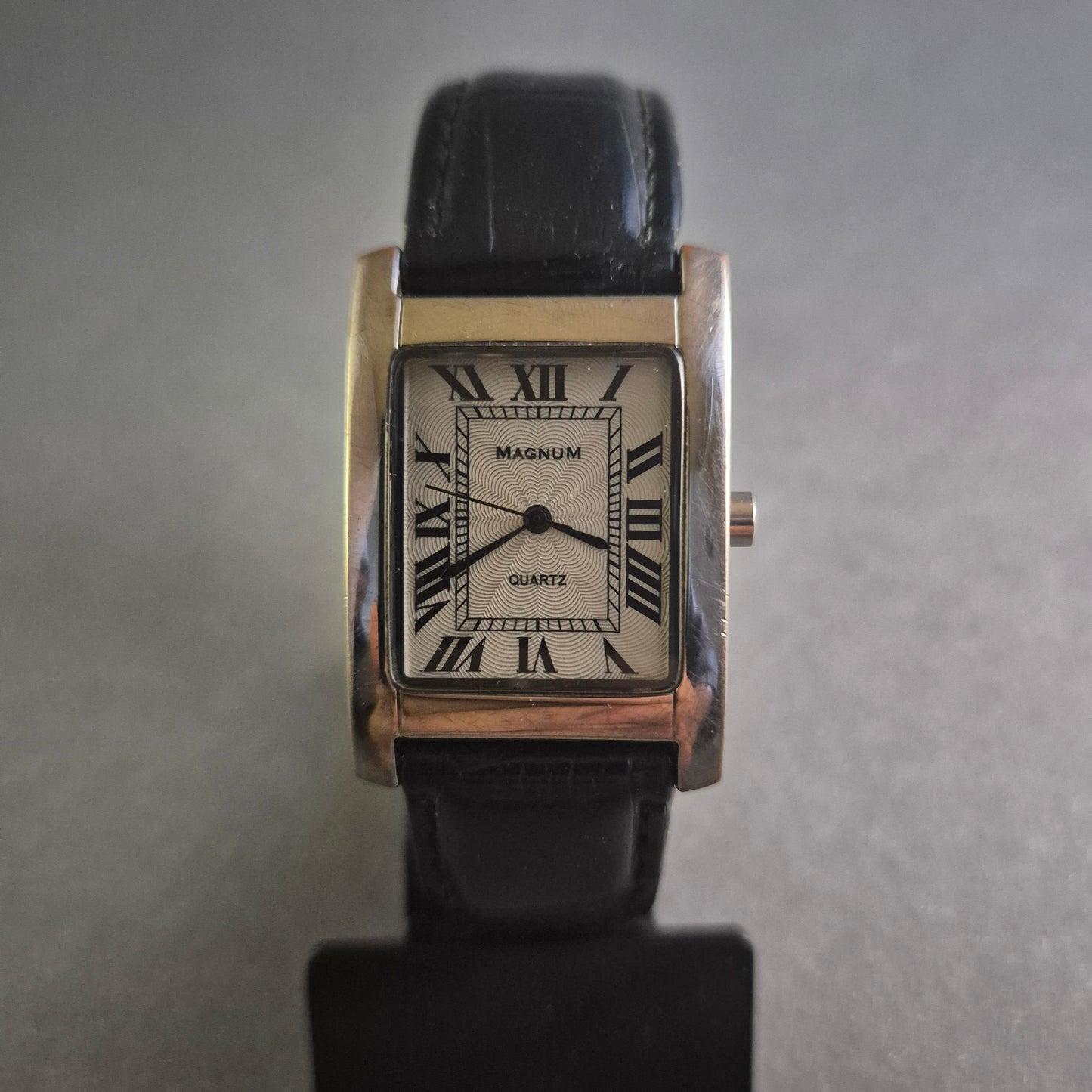 Klassische Magnum Herrenarmbanduhr – Eleganz mit römischen Ziffern