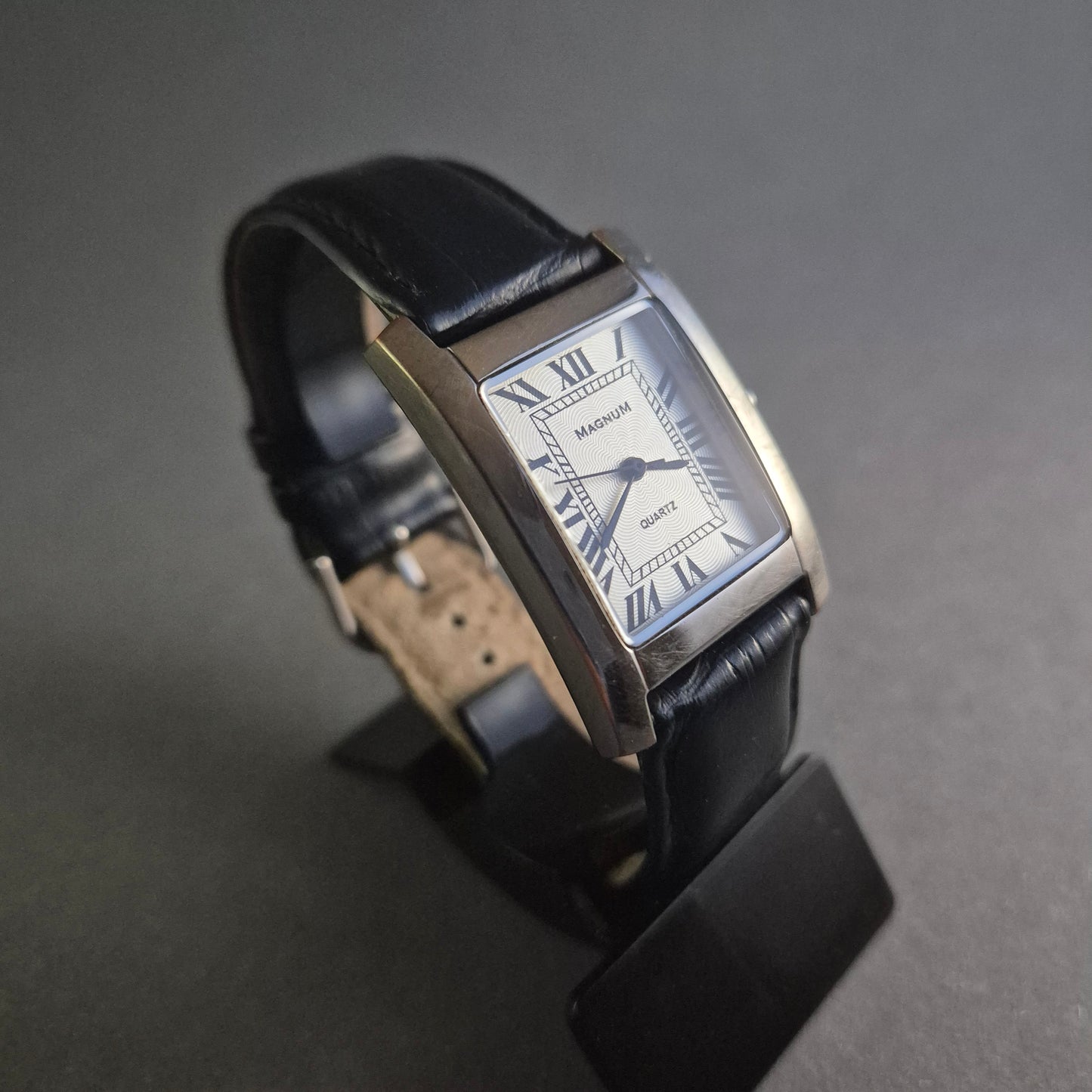 Klassische Magnum Herrenarmbanduhr – Eleganz mit römischen Ziffern