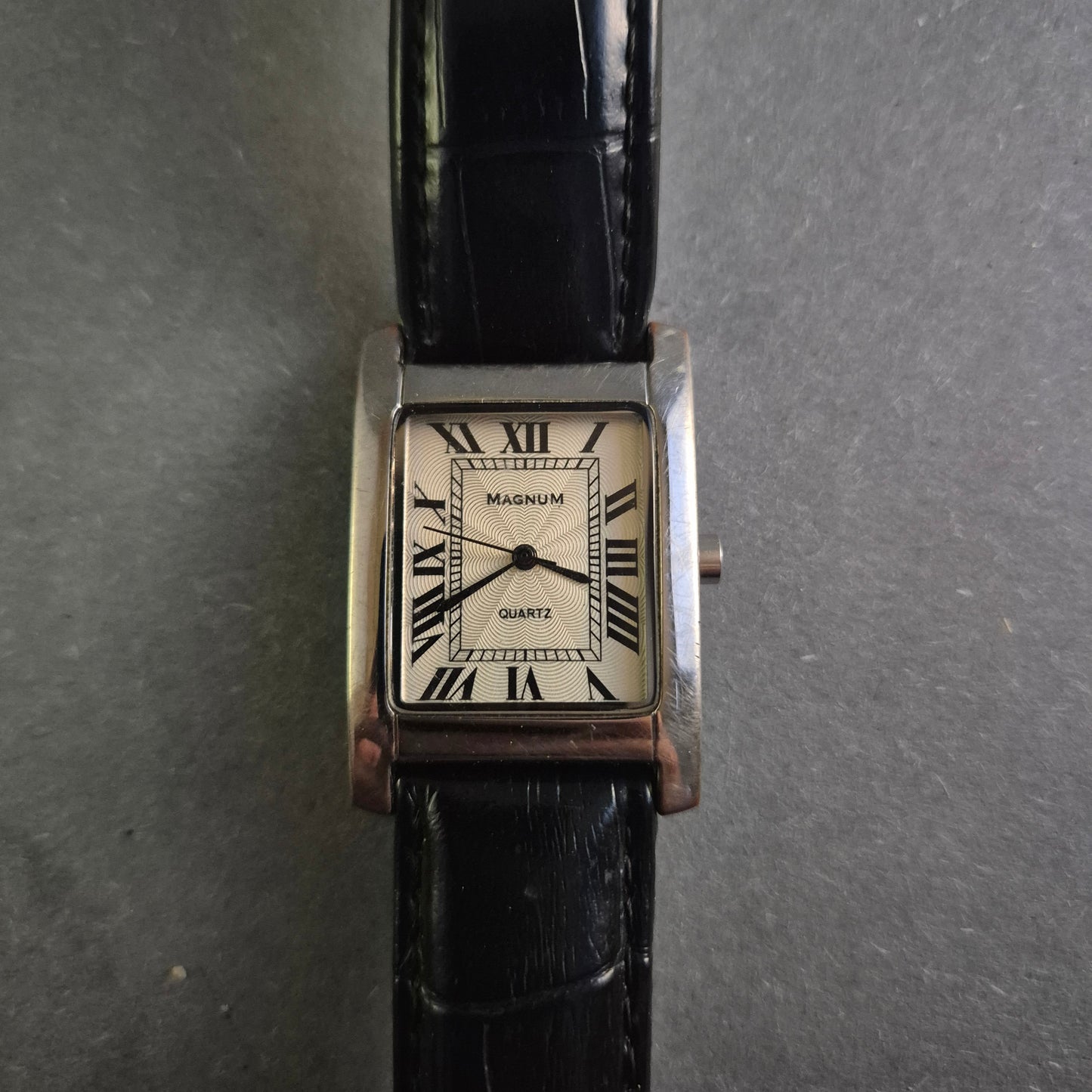 Klassische Magnum Herrenarmbanduhr – Eleganz mit römischen Ziffern