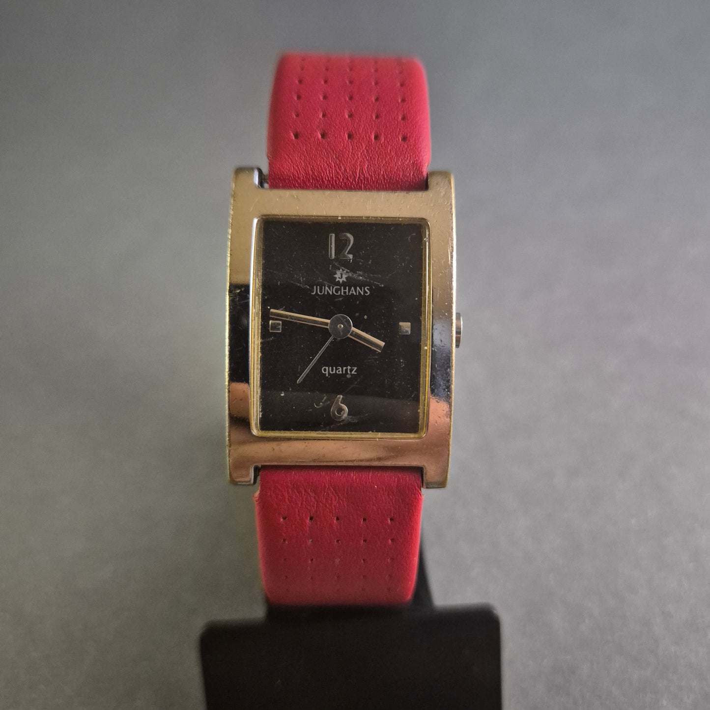 Stilvolle Junghans Damenarmbanduhr – Klassische Eleganz mit rotem Lederarmband