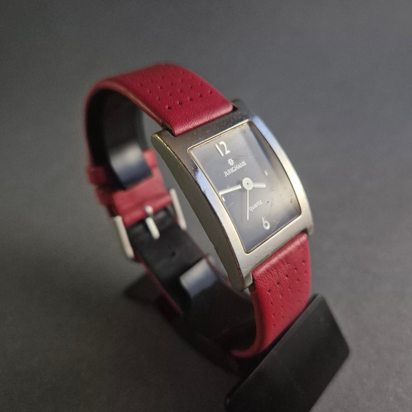 Stilvolle Junghans Damenarmbanduhr – Klassische Eleganz mit rotem Lederarmband