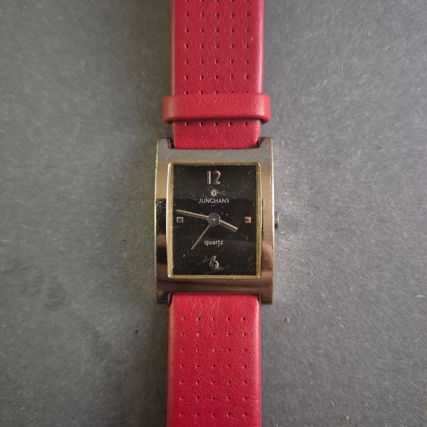 Stilvolle Junghans Damenarmbanduhr – Klassische Eleganz mit rotem Lederarmband