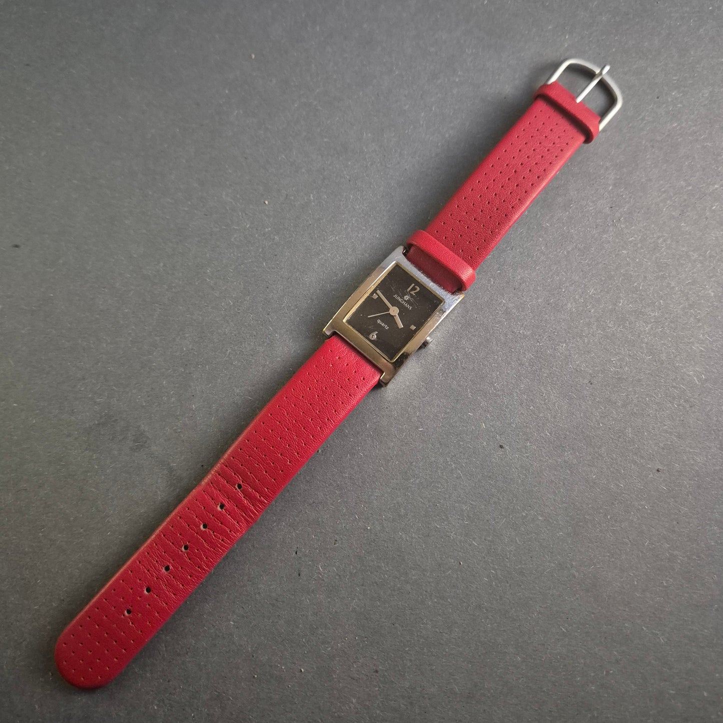 Stilvolle Junghans Damenarmbanduhr – Klassische Eleganz mit rotem Lederarmband