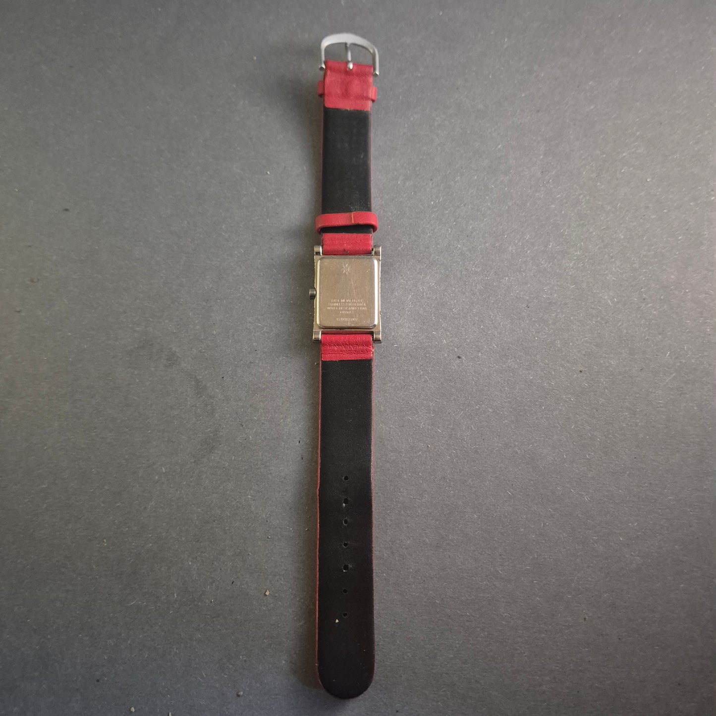 Stilvolle Junghans Damenarmbanduhr – Klassische Eleganz mit rotem Lederarmband