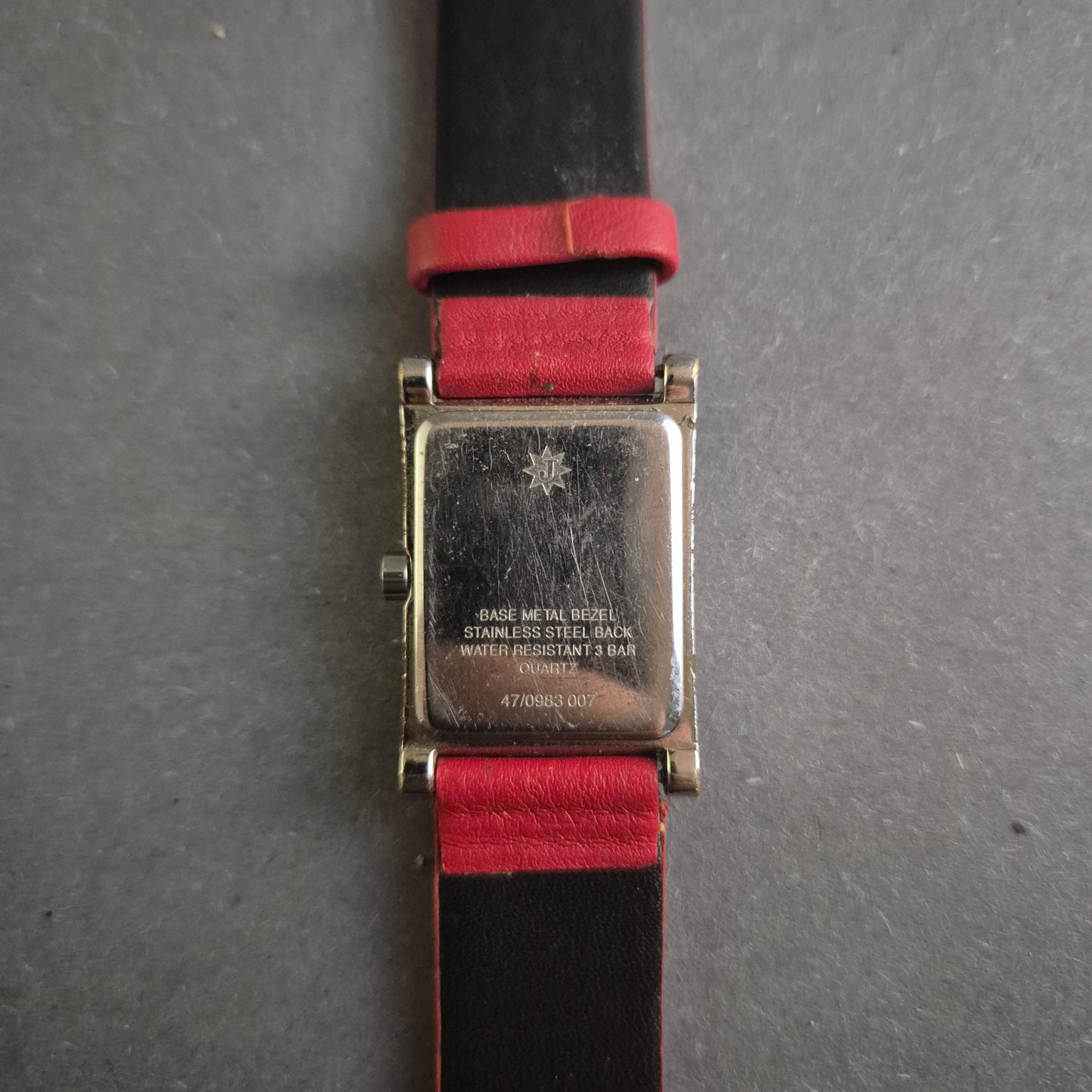 Stilvolle Junghans Damenarmbanduhr – Klassische Eleganz mit rotem Lederarmband