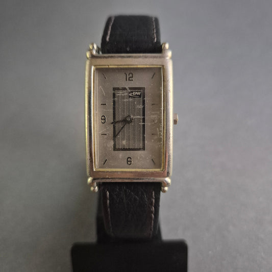 Elegante DW Damenarmbanduhr – Klassisches Design mit schwarzem Lederarmband