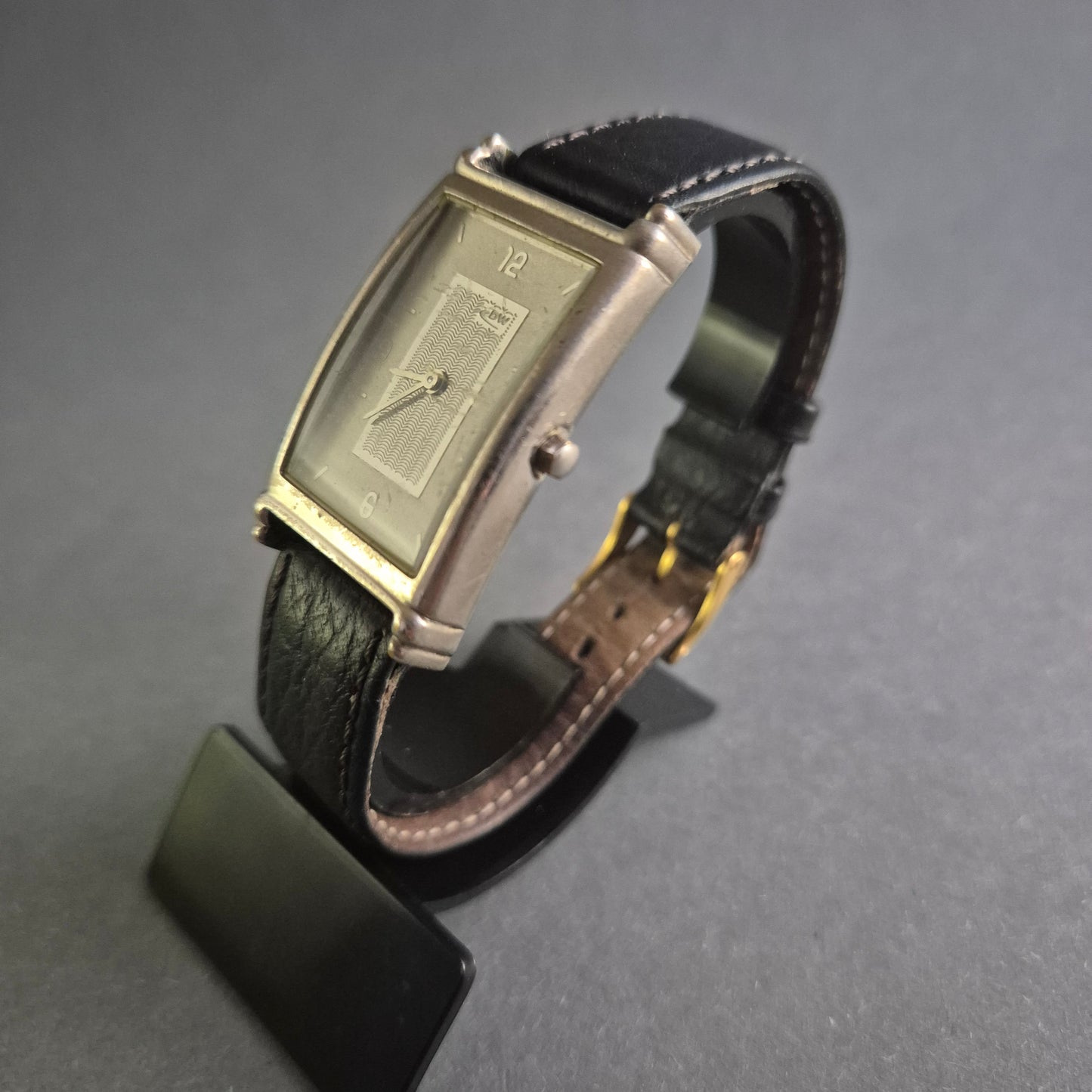 Elegante DW Damenarmbanduhr – Klassisches Design mit schwarzem Lederarmband