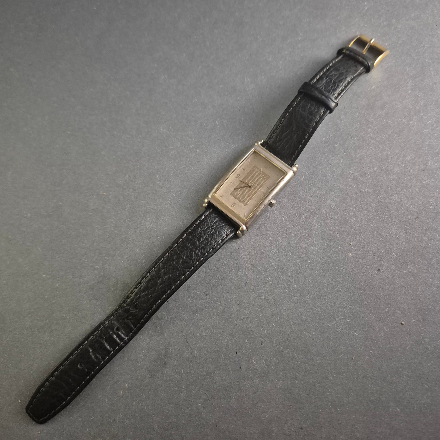 Elegante DW Damenarmbanduhr – Klassisches Design mit schwarzem Lederarmband