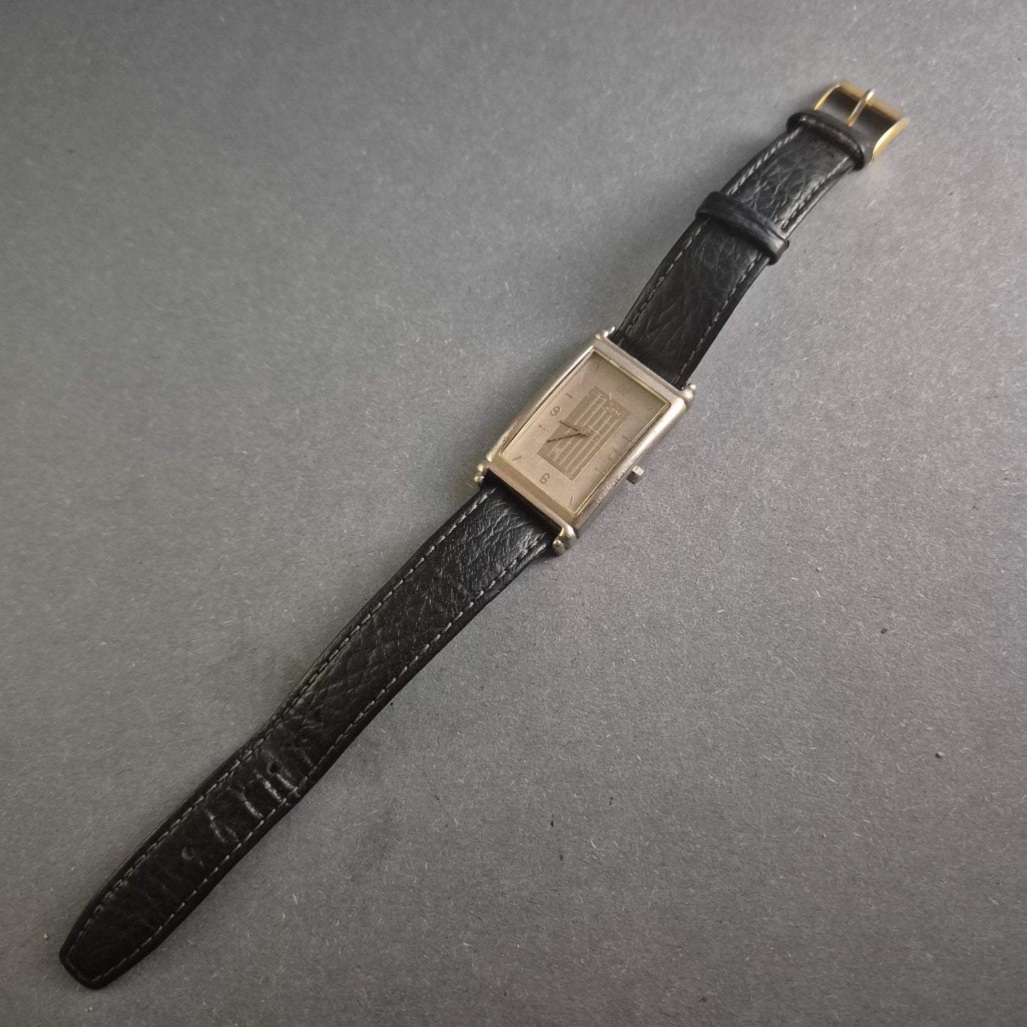 Elegante DW Damenarmbanduhr – Klassisches Design mit schwarzem Lederarmband