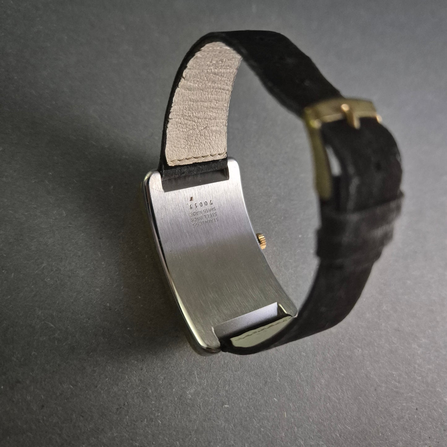Elegante Dulux Damenarmbanduhr – Schweizer Präzision mit klassischem Design