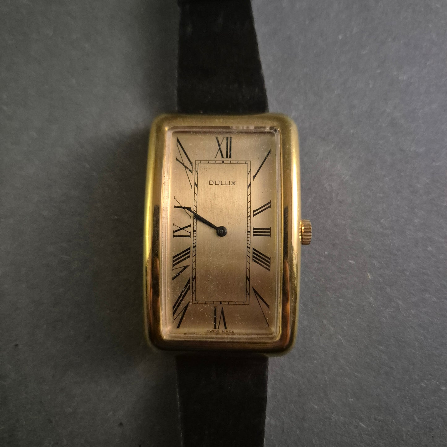 Elegante Dulux Damenarmbanduhr – Schweizer Präzision mit klassischem Design