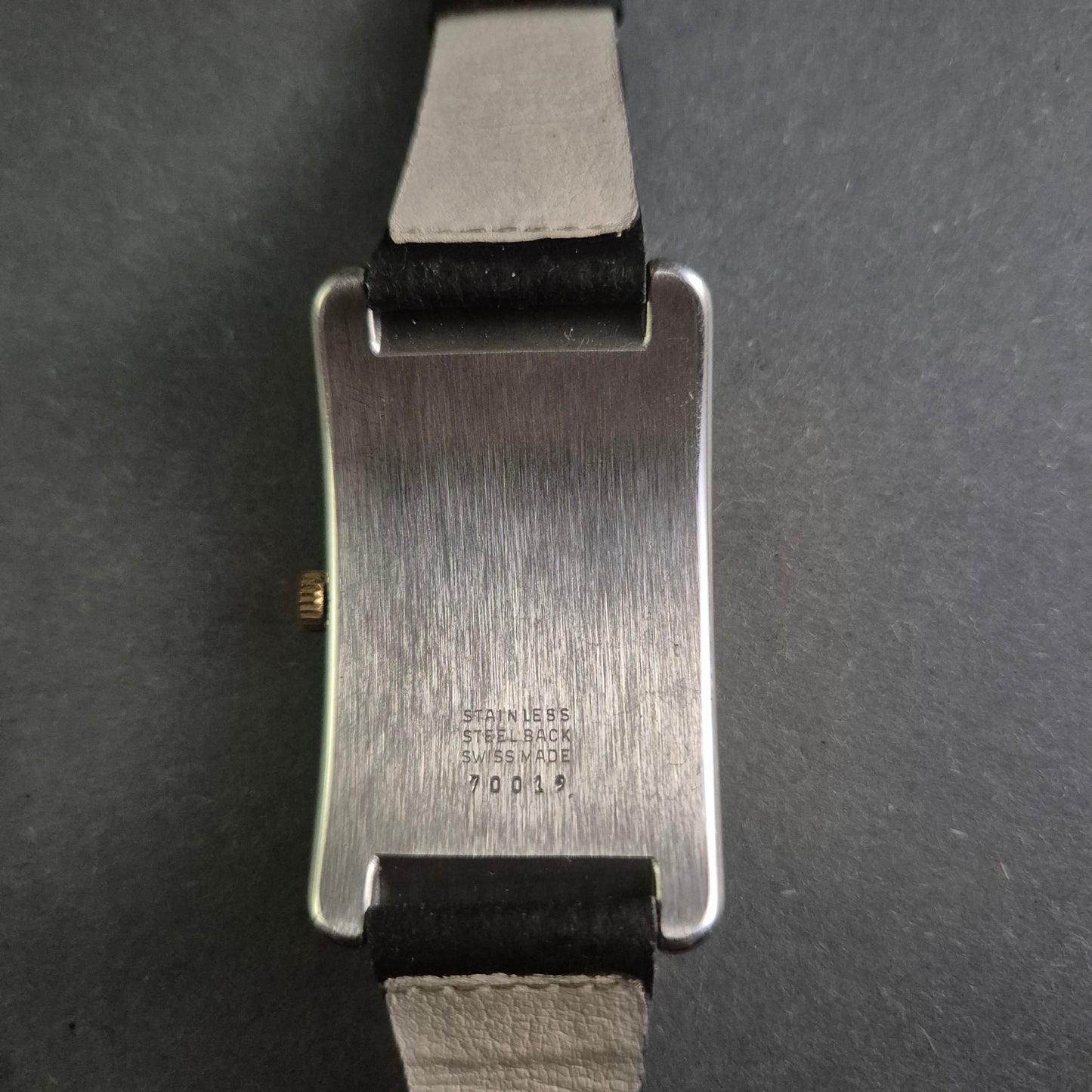 Elegante Dulux Damenarmbanduhr – Schweizer Präzision mit klassischem Design