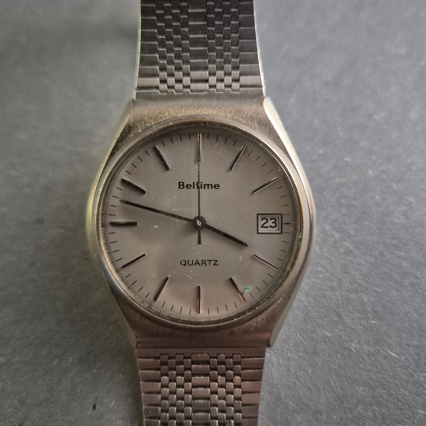 Zeitlose Beltime Herrenarmbanduhr – Edelstahl und Datumsanzeige