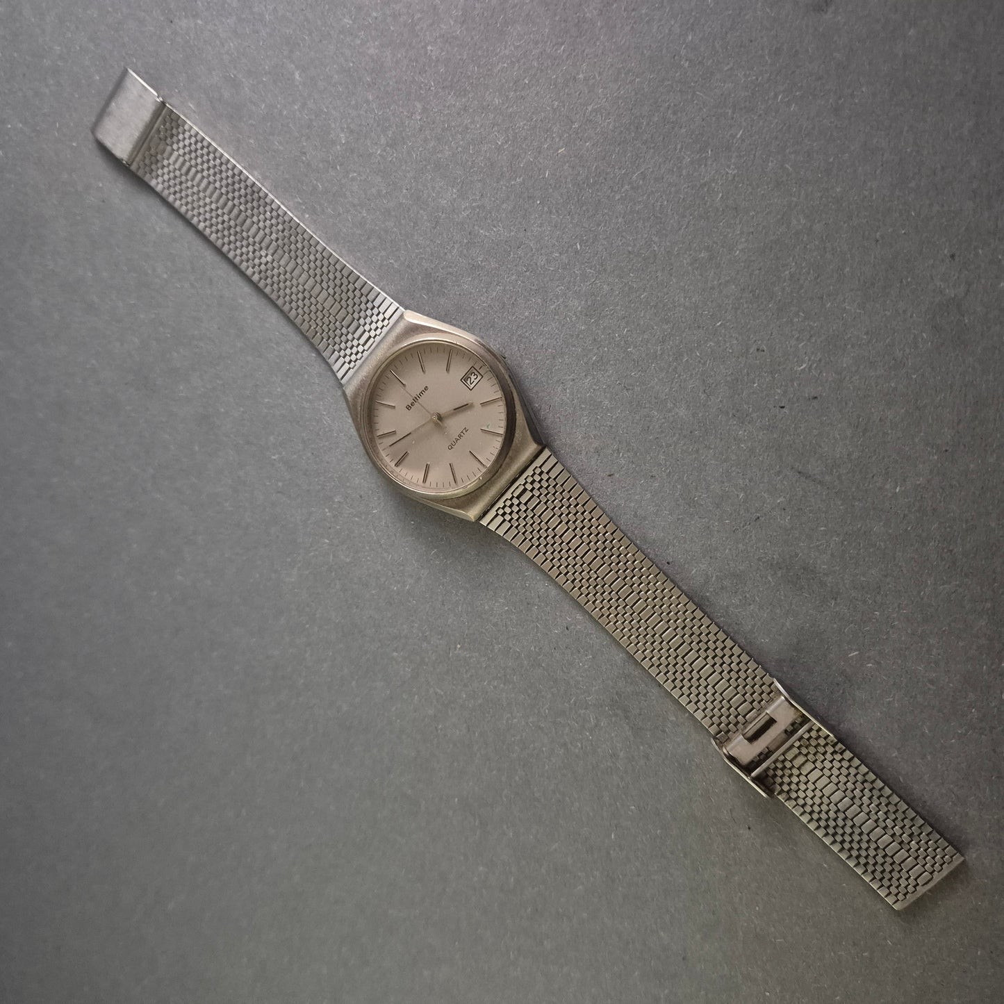 Zeitlose Beltime Herrenarmbanduhr – Edelstahl und Datumsanzeige