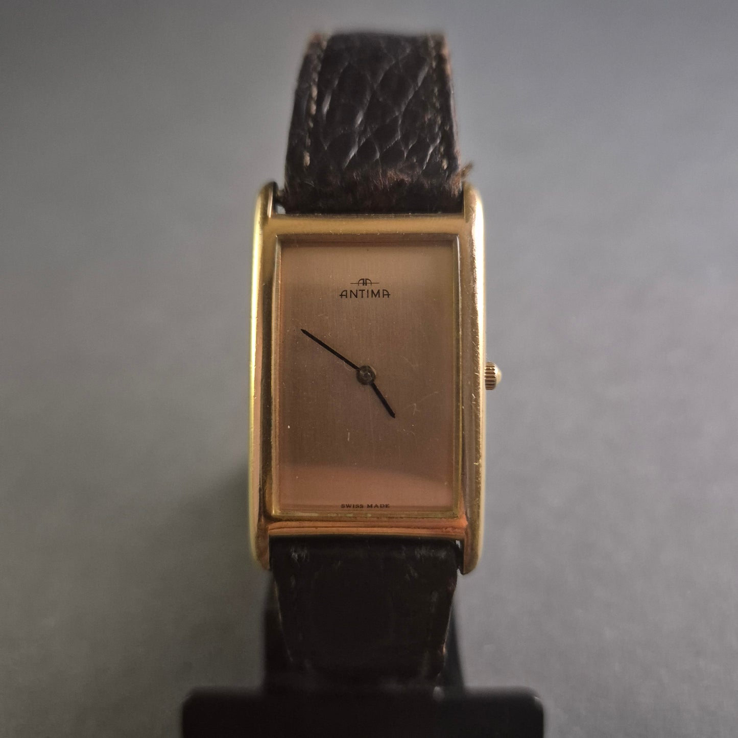 Elegante Antima Herrenarmbanduhr – Schweizer Minimalismus mit Krokolederarmband