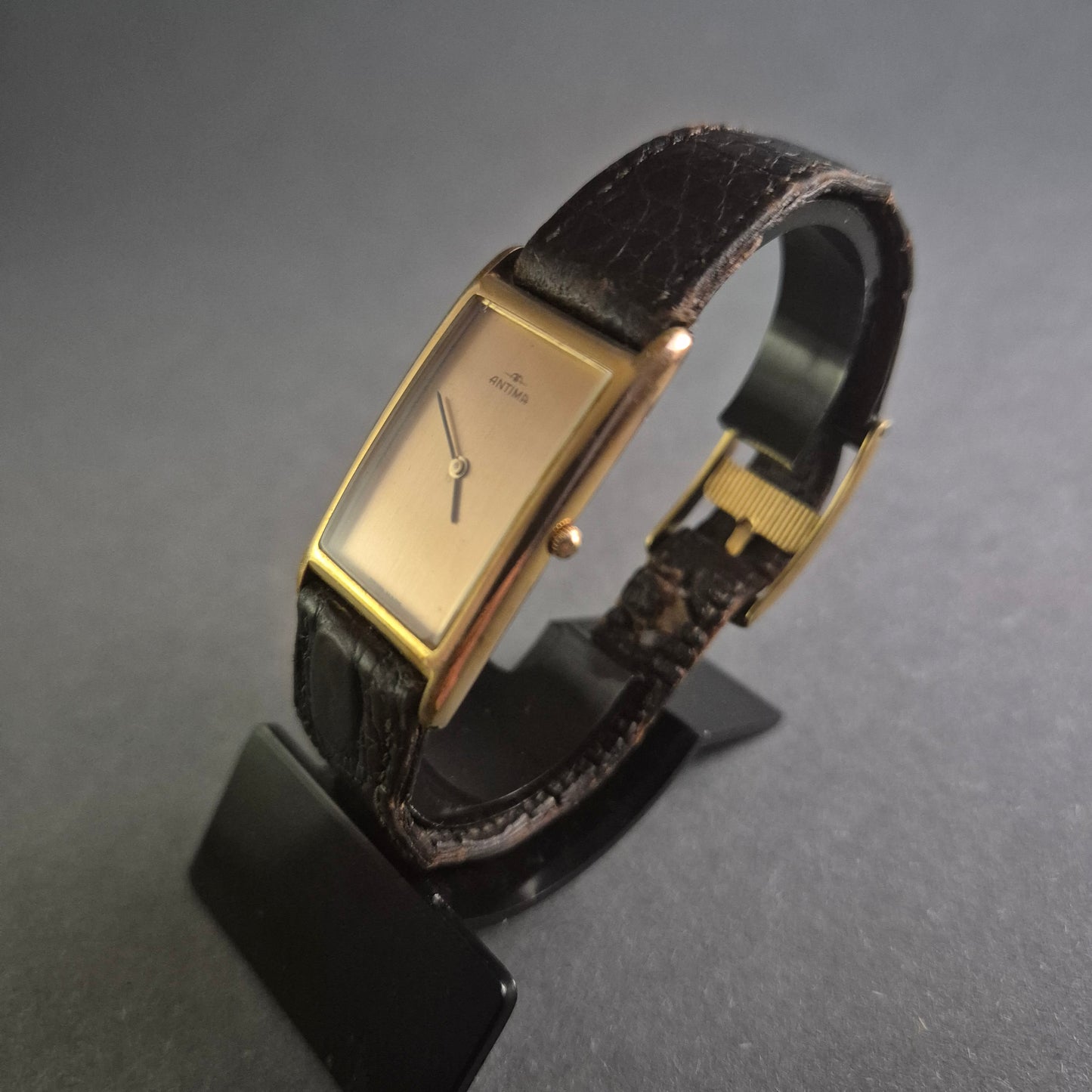 Elegante Antima Herrenarmbanduhr – Schweizer Minimalismus mit Krokolederarmband