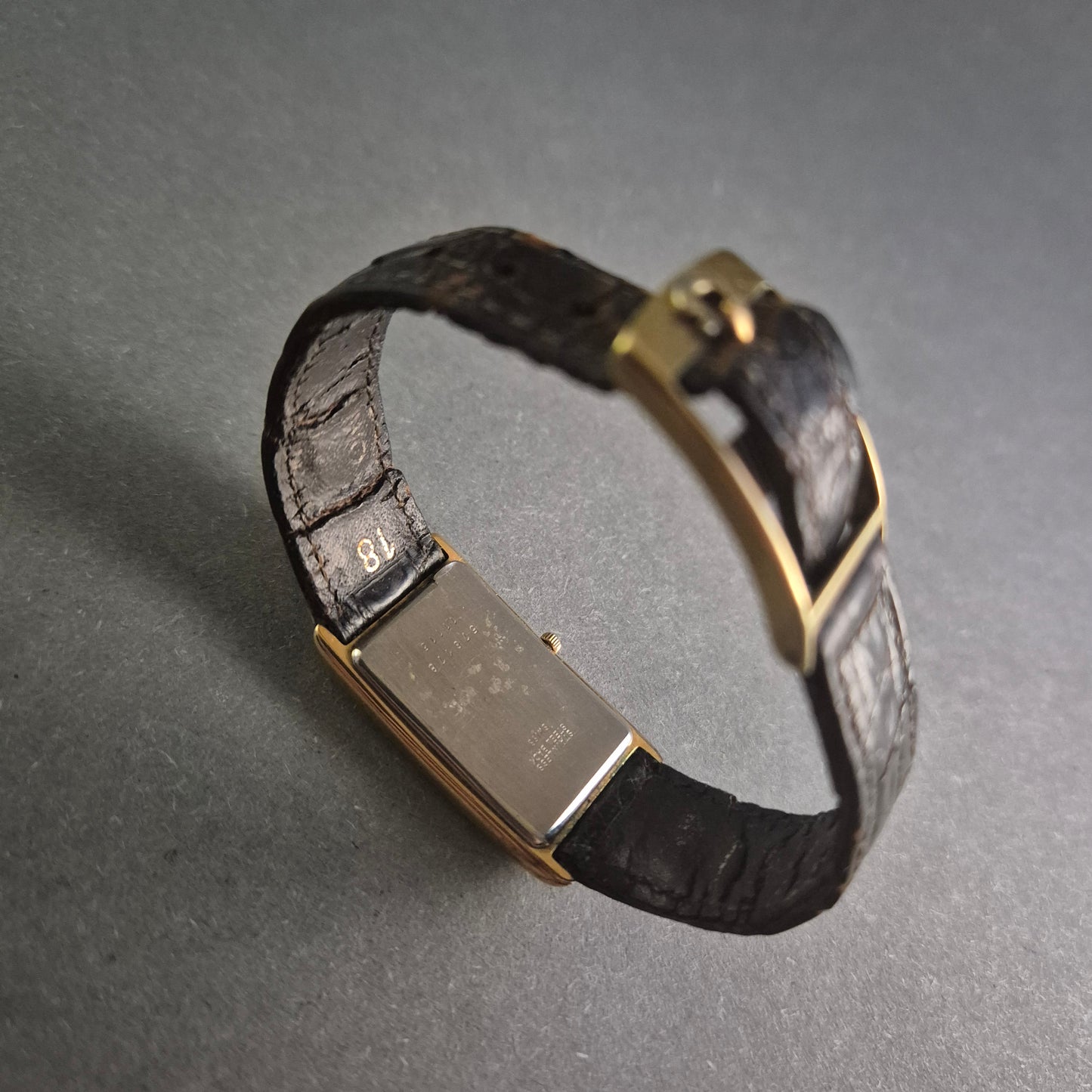 Elegante Antima Herrenarmbanduhr – Schweizer Minimalismus mit Krokolederarmband