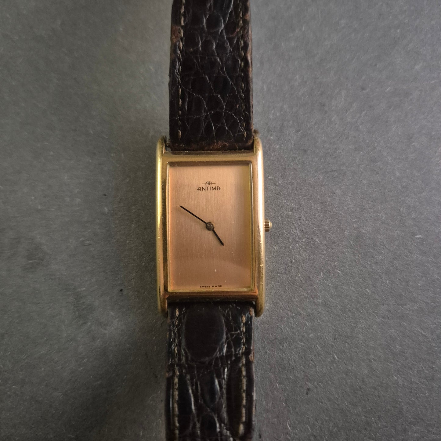 Elegante Antima Herrenarmbanduhr – Schweizer Minimalismus mit Krokolederarmband