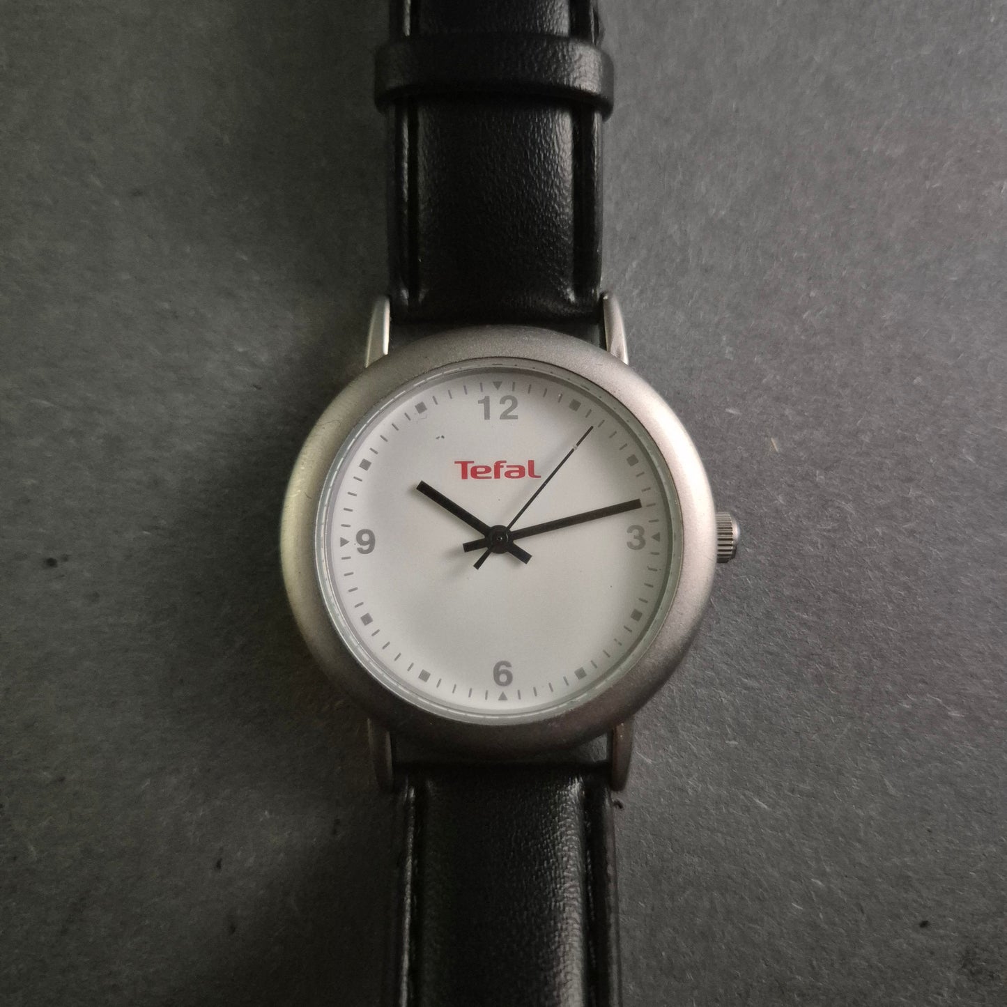 Schlichte Tefal Armbanduhr – Funktionales Design für den Alltag