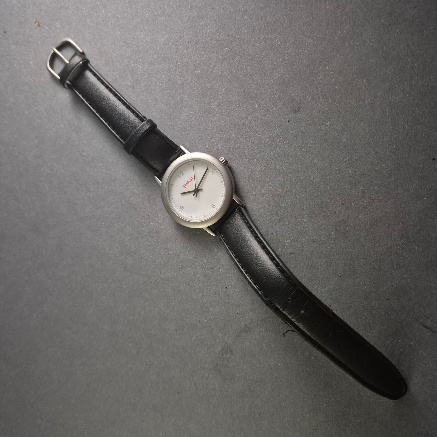 Schlichte Tefal Armbanduhr – Funktionales Design für den Alltag