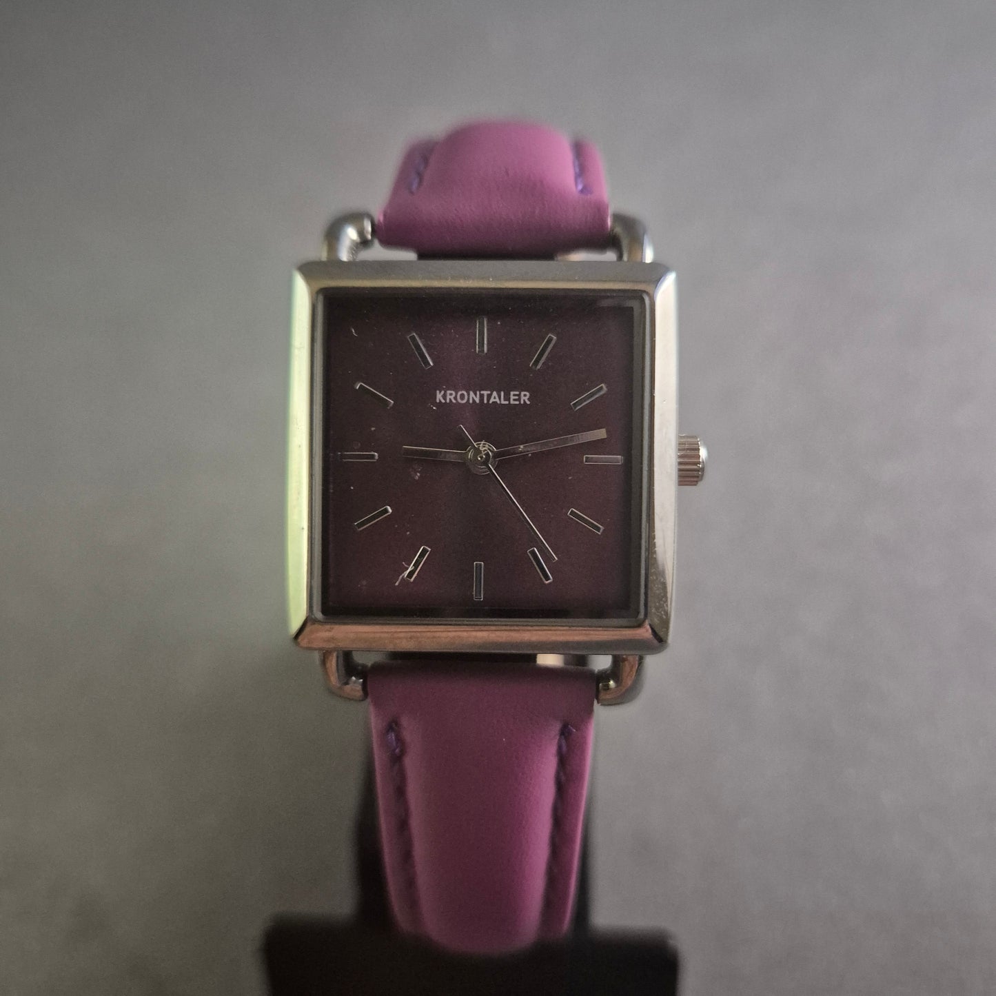 Elegante Krontaler Damenarmbanduhr – Stilvoller Look in Lila