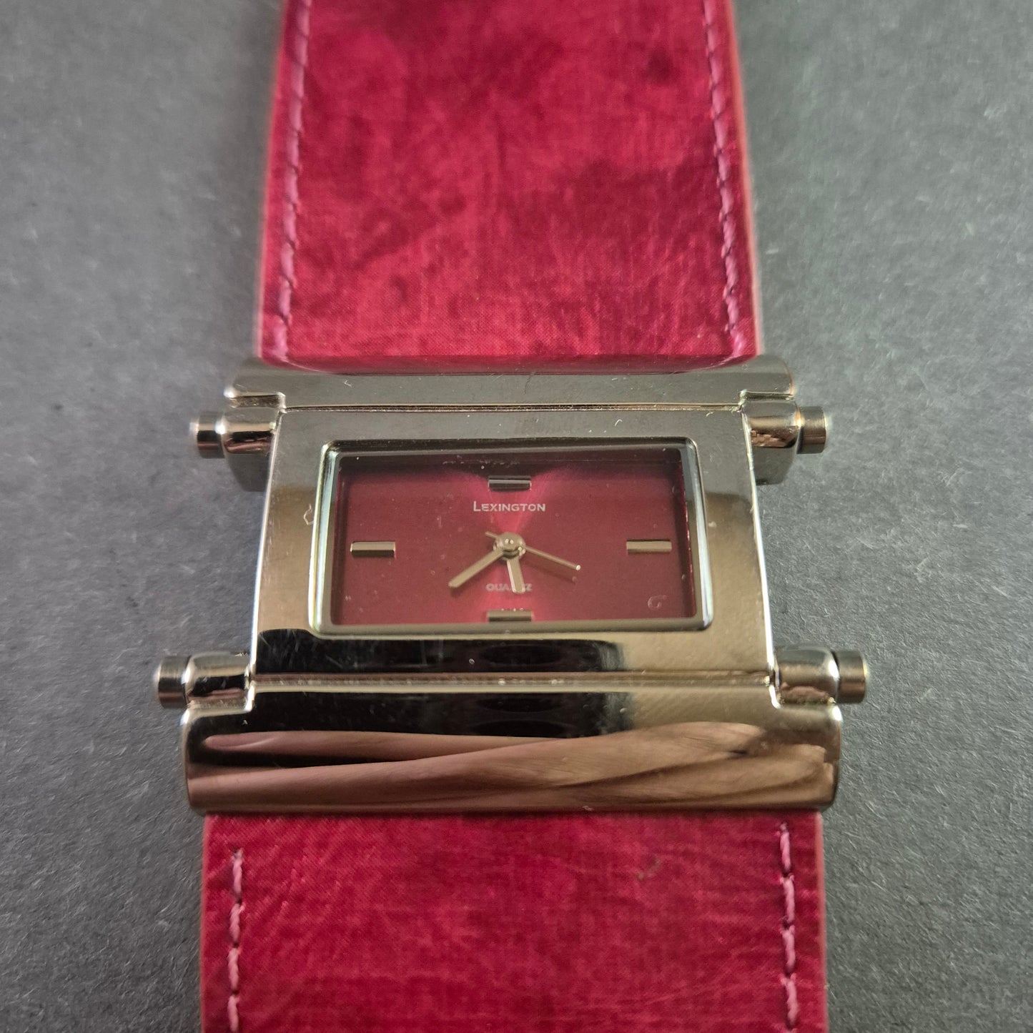 Modische Lexington Damenarmbanduhr – Eleganz in Rot