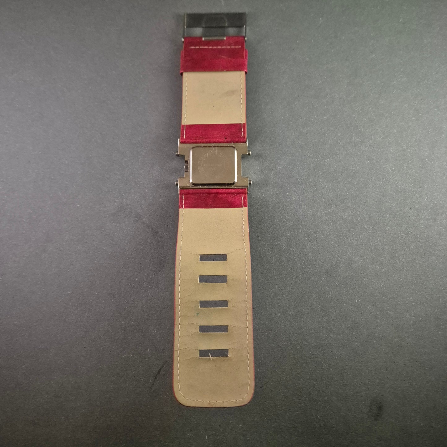 Modische Lexington Damenarmbanduhr – Eleganz in Rot