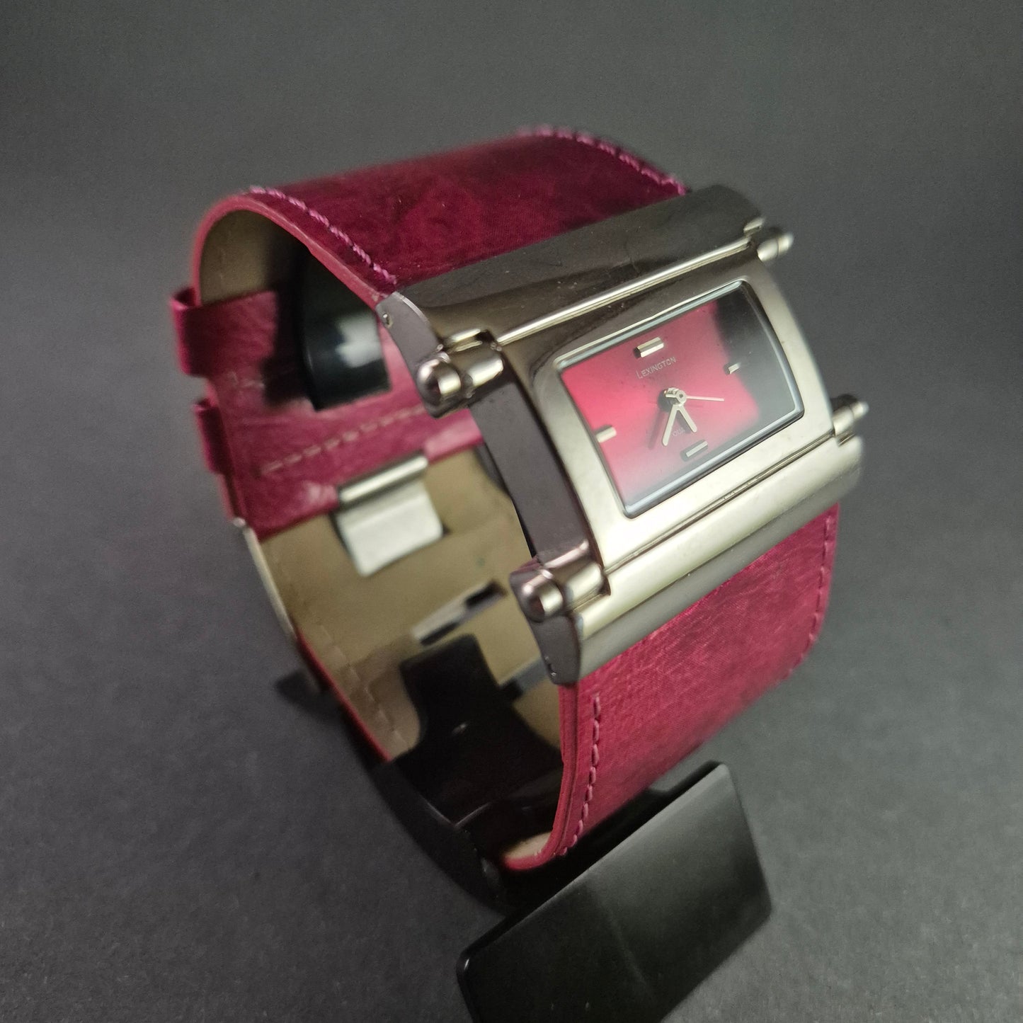 Modische Lexington Damenarmbanduhr – Eleganz in Rot
