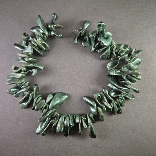 Auffällige Perlenkette aus grünen Muschelelementen – Einzigartige Naturästhetik