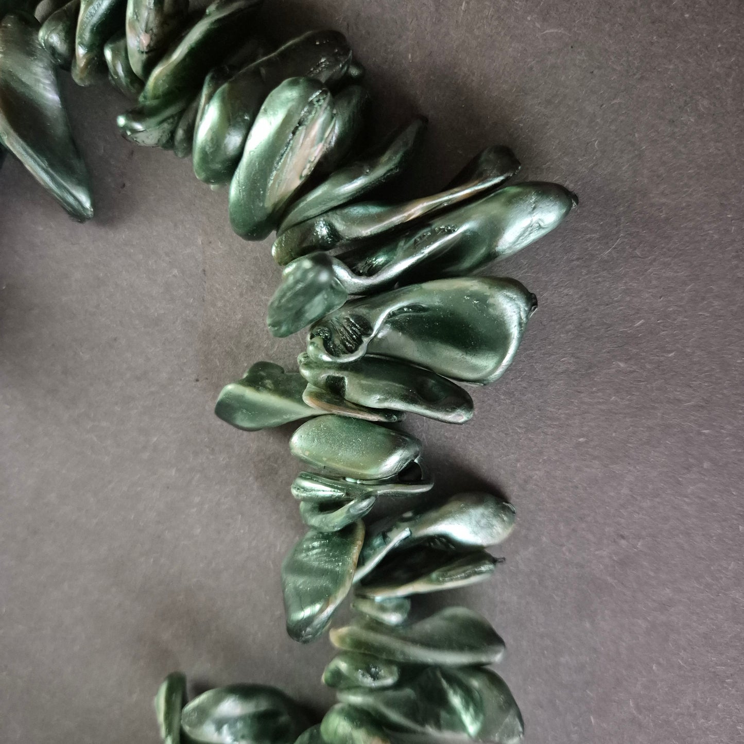 Auffällige Perlenkette aus grünen Muschelelementen – Einzigartige Naturästhetik