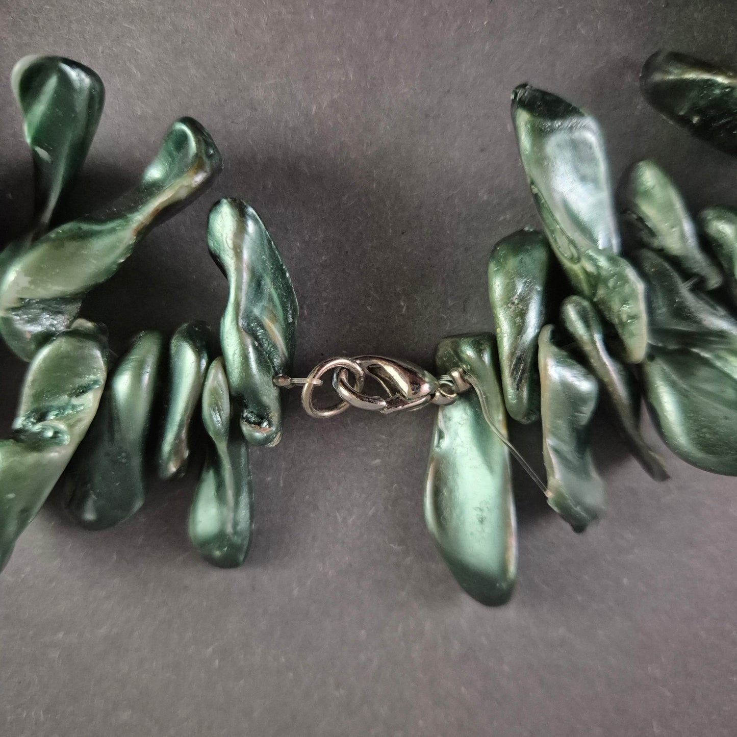 Auffällige Perlenkette aus grünen Muschelelementen – Einzigartige Naturästhetik