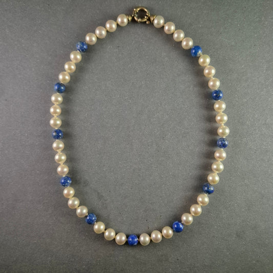 Elegante Perlen-Halskette mit blauen Akzenten – Klassisch und Farbvoll