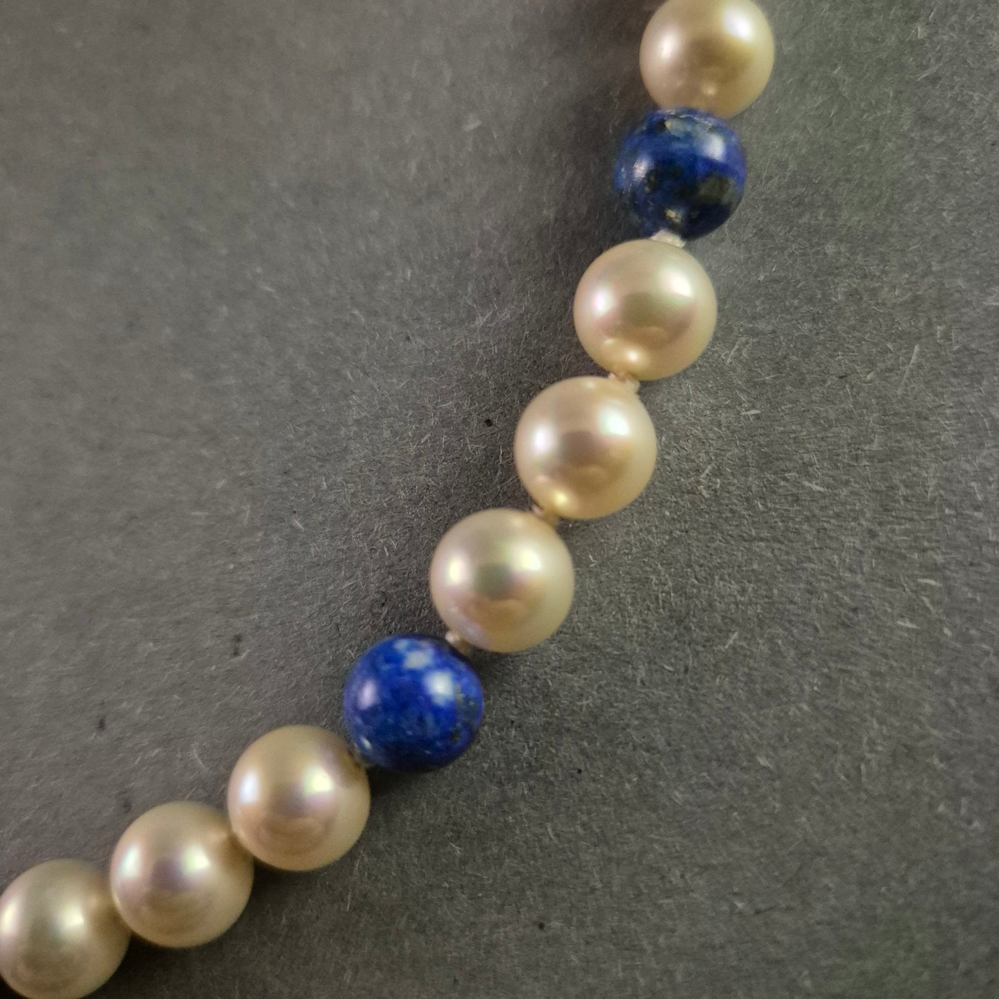 Elegante Perlen-Halskette mit blauen Akzenten – Klassisch und Farbvoll