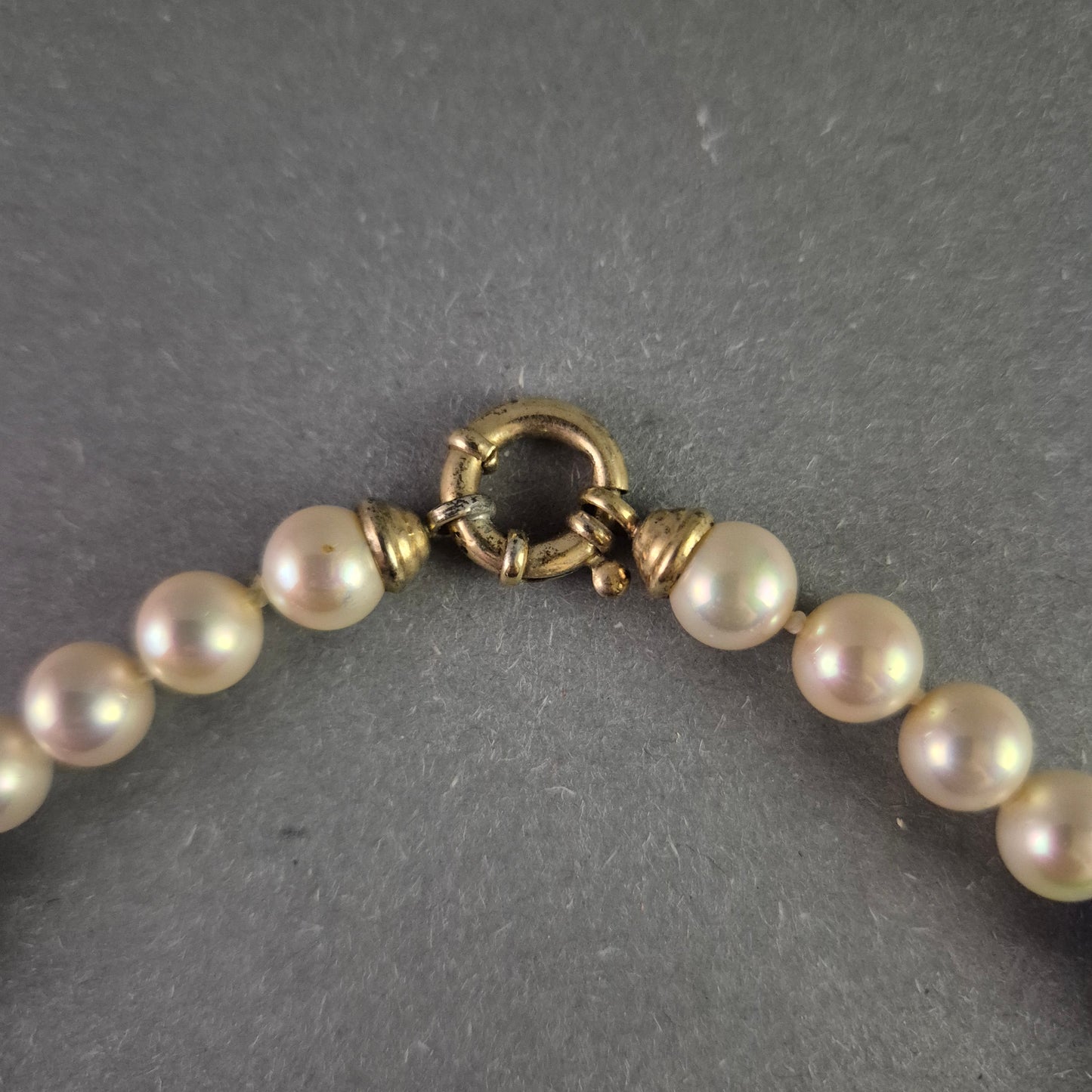 Elegante Perlen-Halskette mit blauen Akzenten – Klassisch und Farbvoll