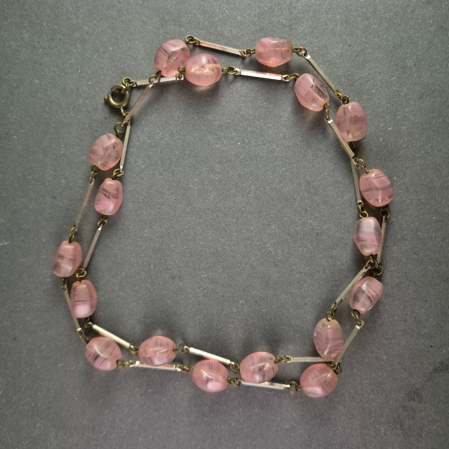 Zarte Halskette mit rosafarbenen Glasperlen – Feminin und stilvoll