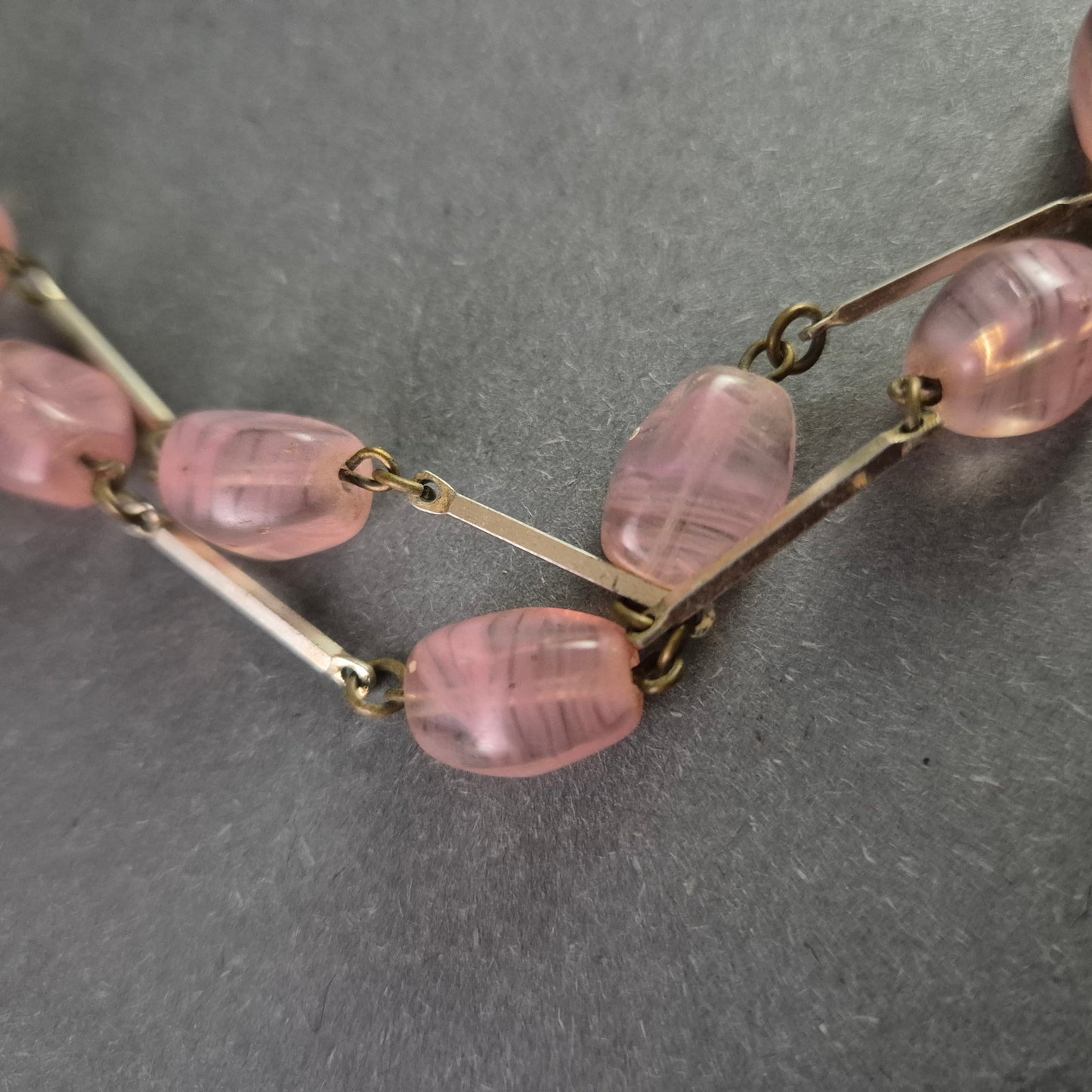 Zarte Halskette mit rosafarbenen Glasperlen – Feminin und stilvoll