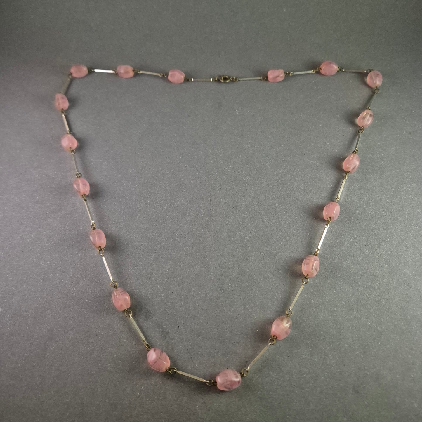 Zarte Halskette mit rosafarbenen Glasperlen – Feminin und stilvoll