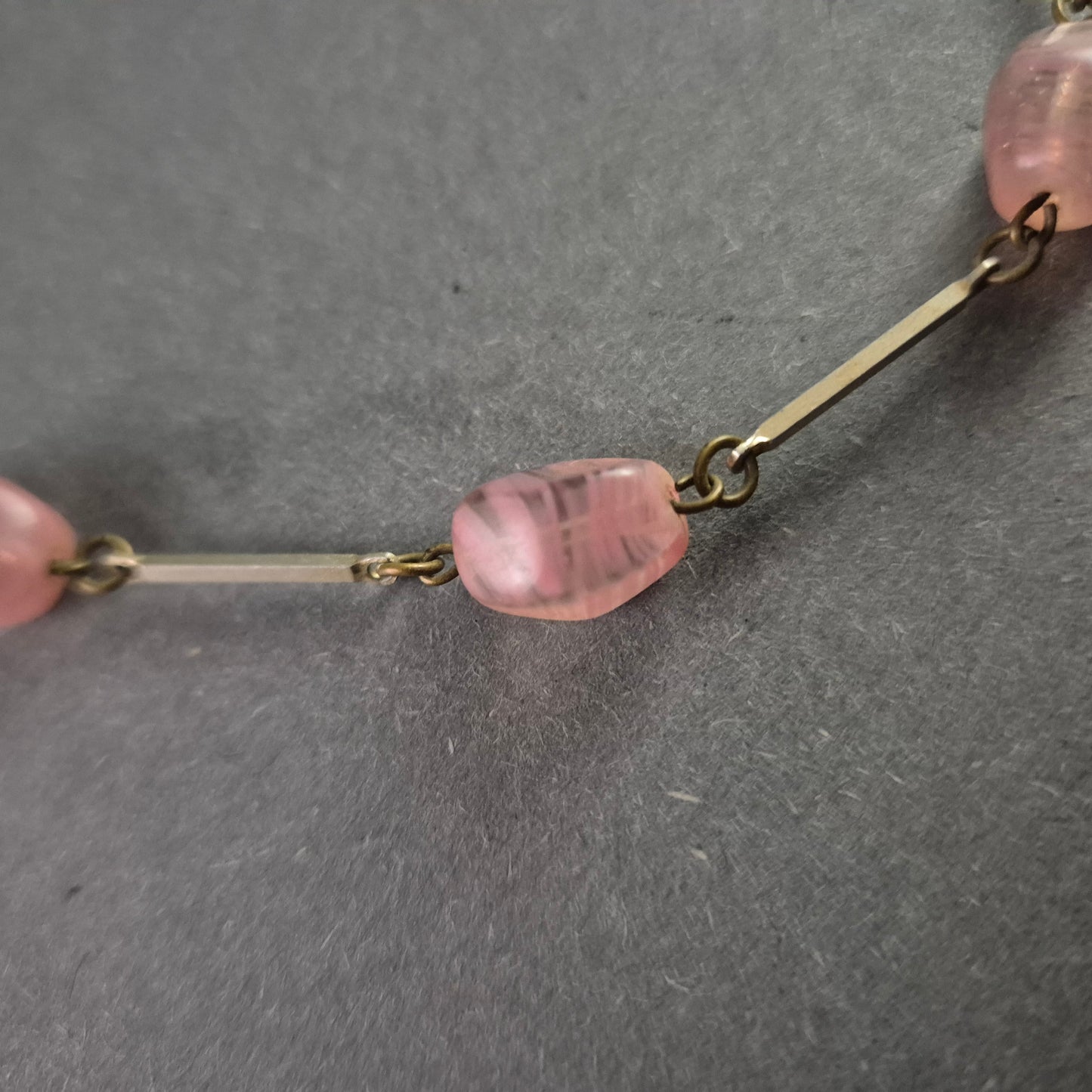 Zarte Halskette mit rosafarbenen Glasperlen – Feminin und stilvoll