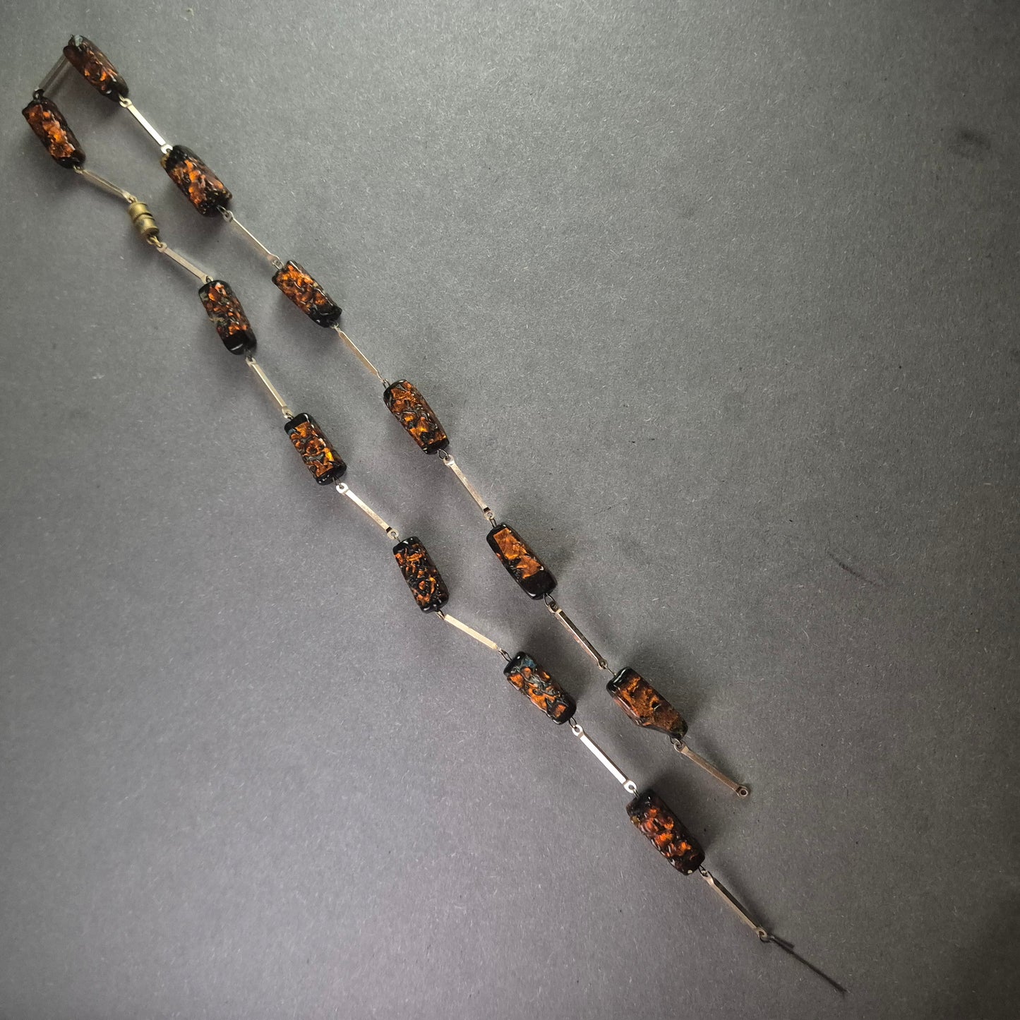 Vintage Halskette mit Bernstein-Imitat und Metall-Elementen – Retro-Schick