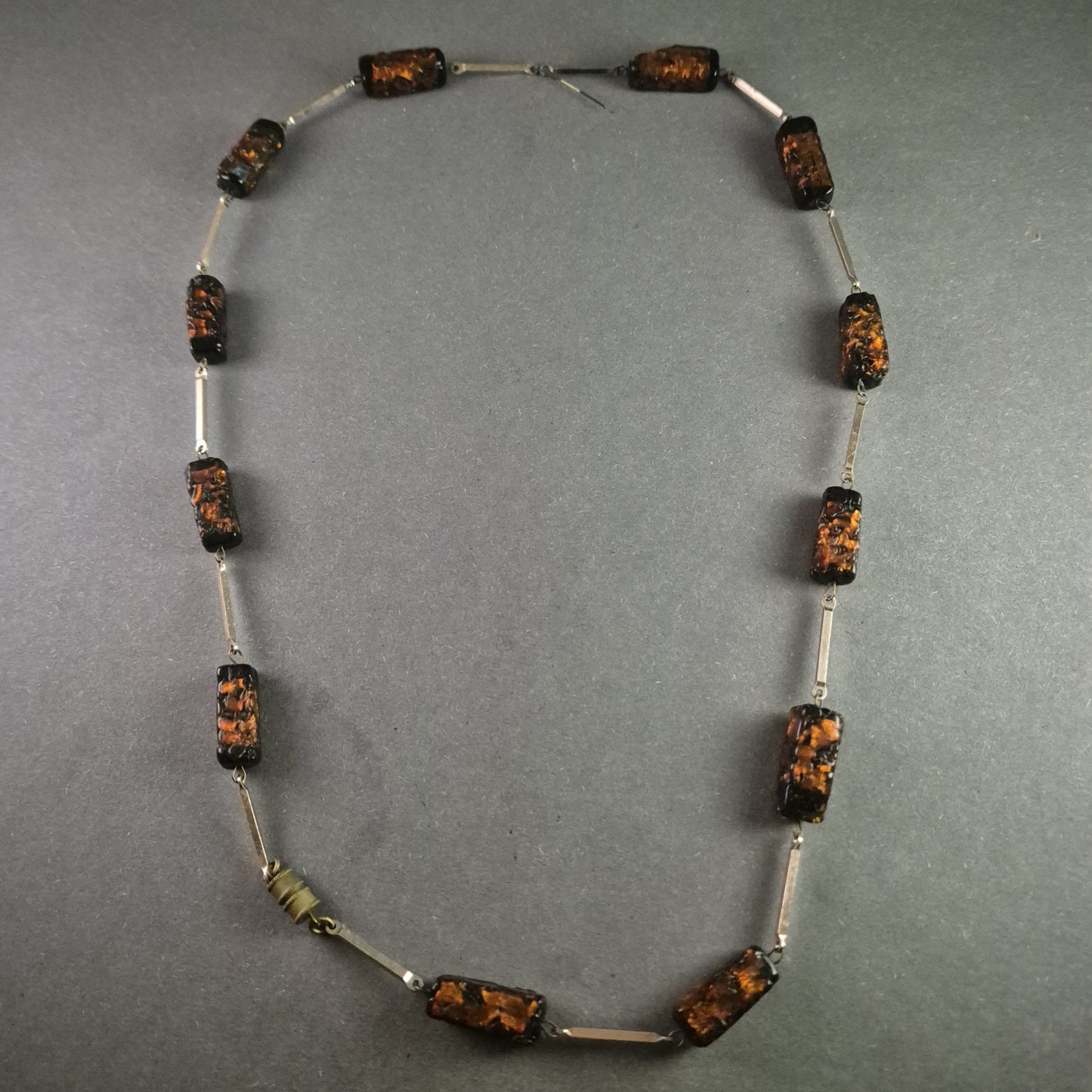 Vintage Halskette mit Bernstein-Imitat und Metall-Elementen – Retro-Schick
