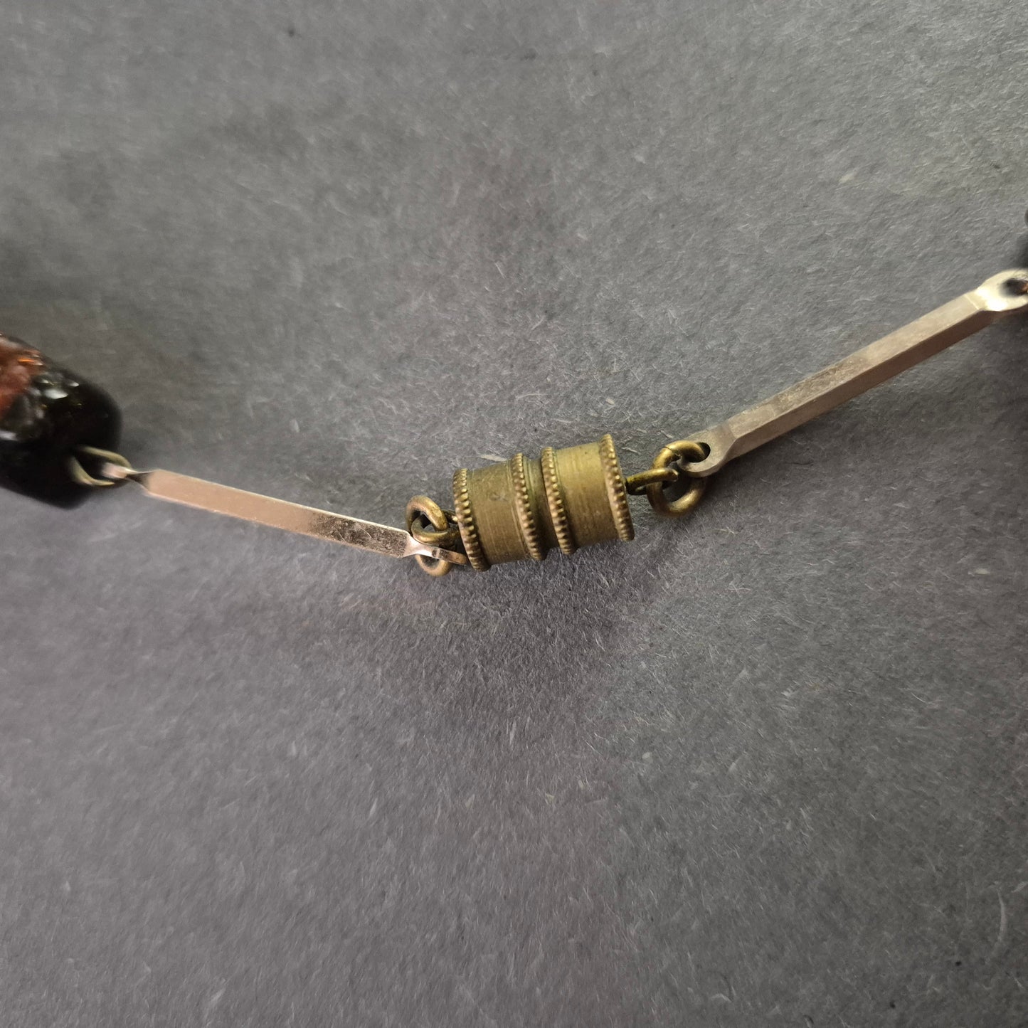 Vintage Halskette mit Bernstein-Imitat und Metall-Elementen – Retro-Schick