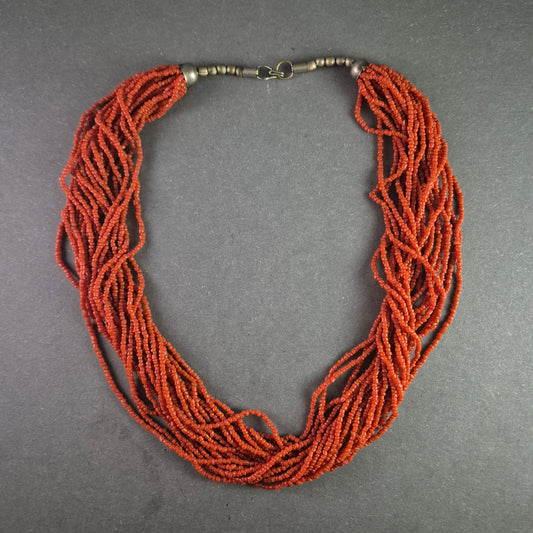 Traditionelle Halskette mit roten Glasperlen – Vielsträngiges, ethnisches Design