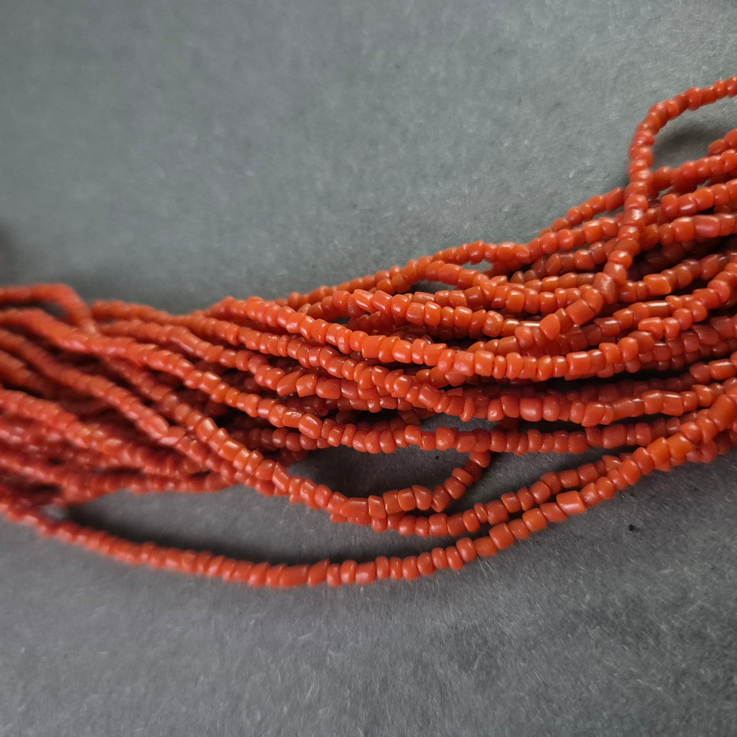 Traditionelle Halskette mit roten Glasperlen – Vielsträngiges, ethnisches Design