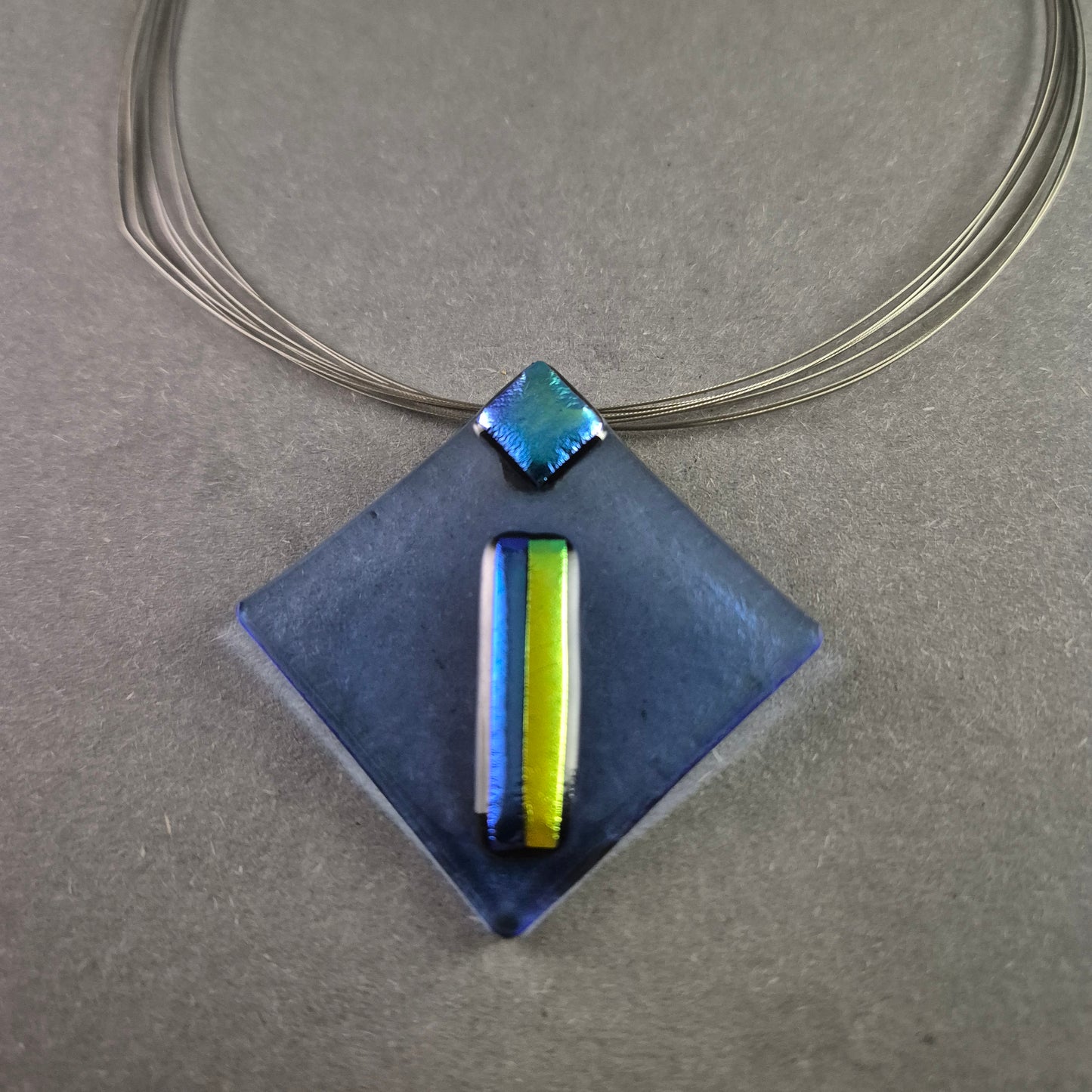 Moderne Halskette mit abstraktem Glasanhänger – Zeitgenössisches Design