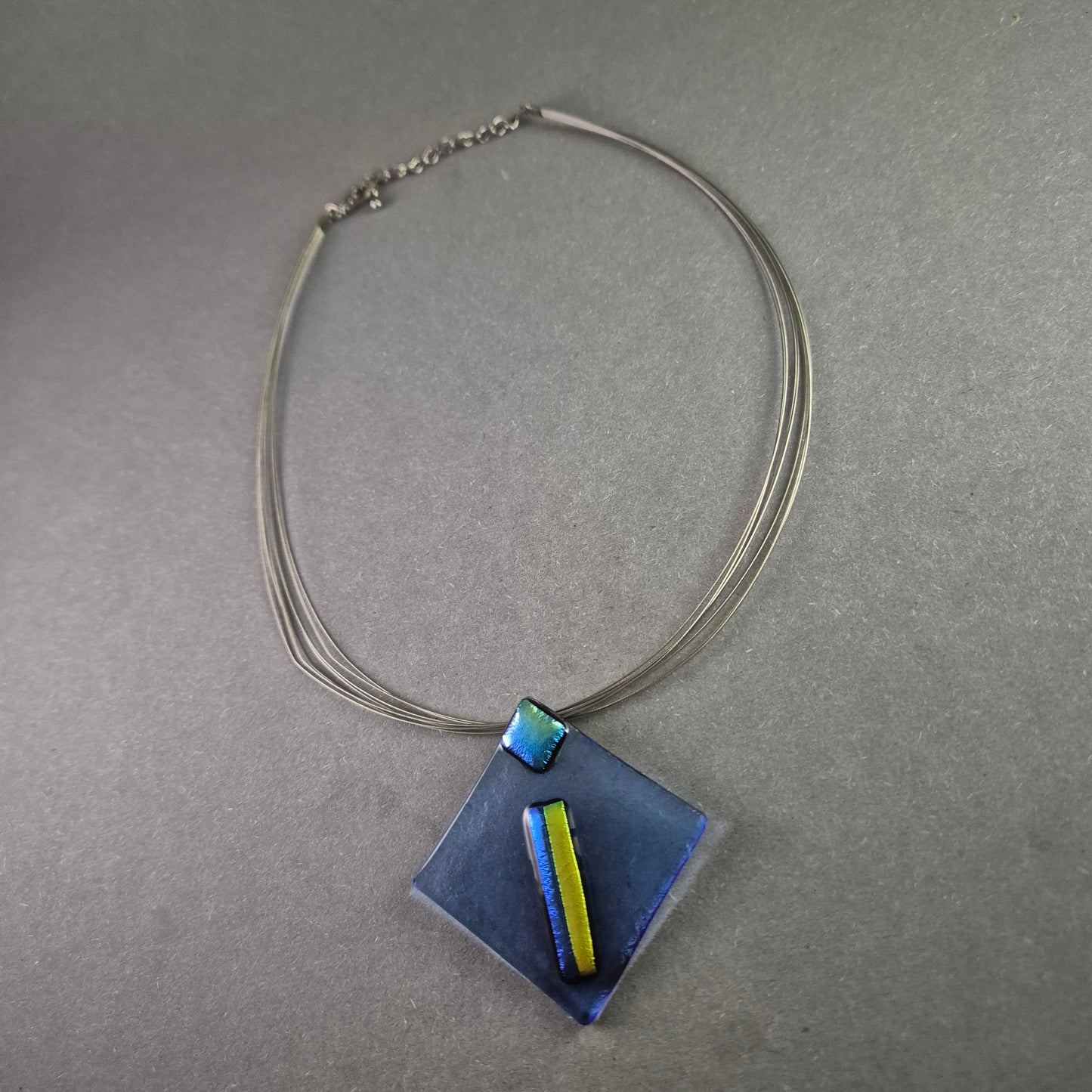 Moderne Halskette mit abstraktem Glasanhänger – Zeitgenössisches Design